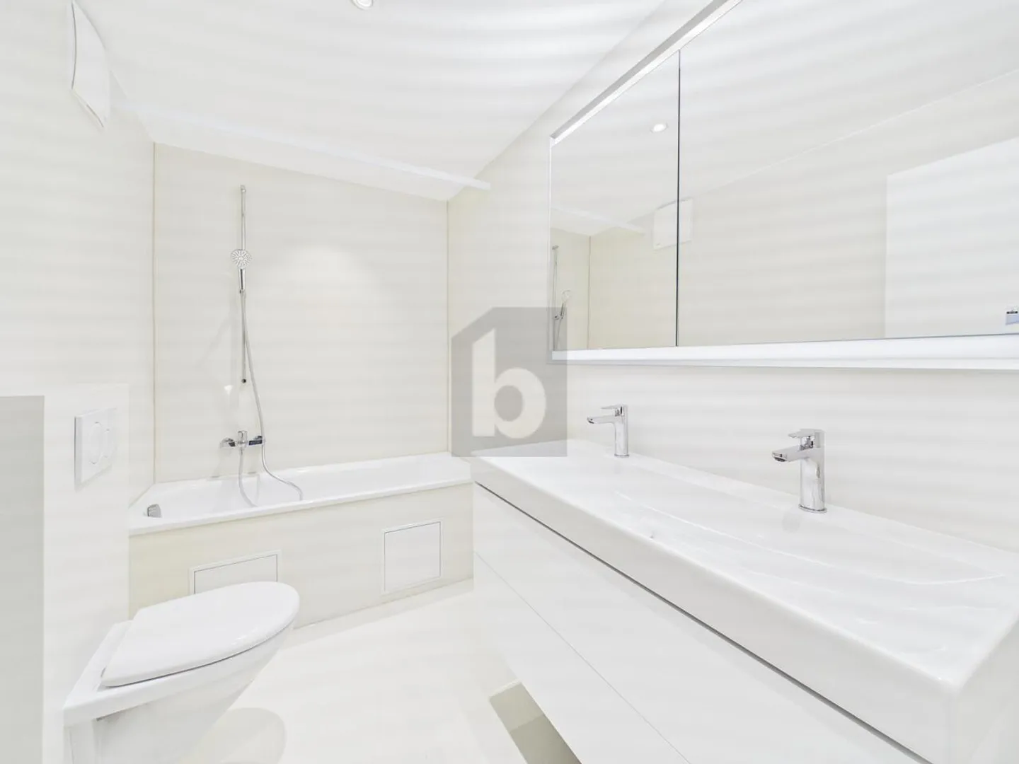 FRESHLY RENOVATED IN THE HEART OF THE CITY - Photo 4 of 6