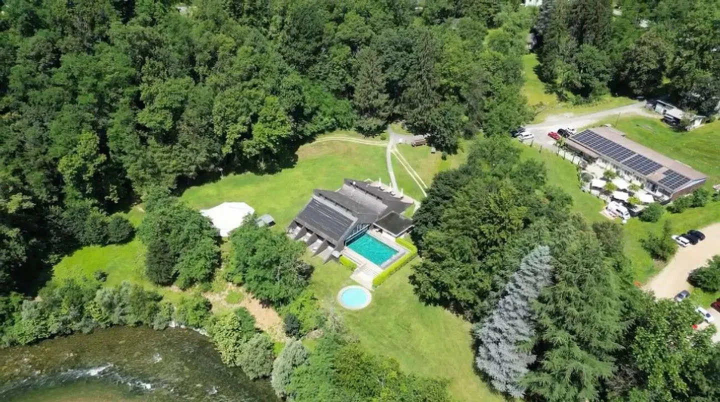 2 multi-family houses, 2 restaurants, 1 swimming pool and approx. 25,100 m2 of land - Photo 1 of 9