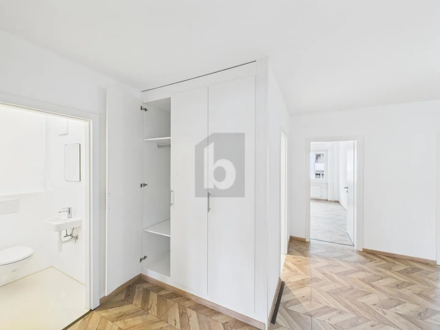 FRESHLY RENOVATED IN THE HEART OF THE CITY - Photo 5 of 6
