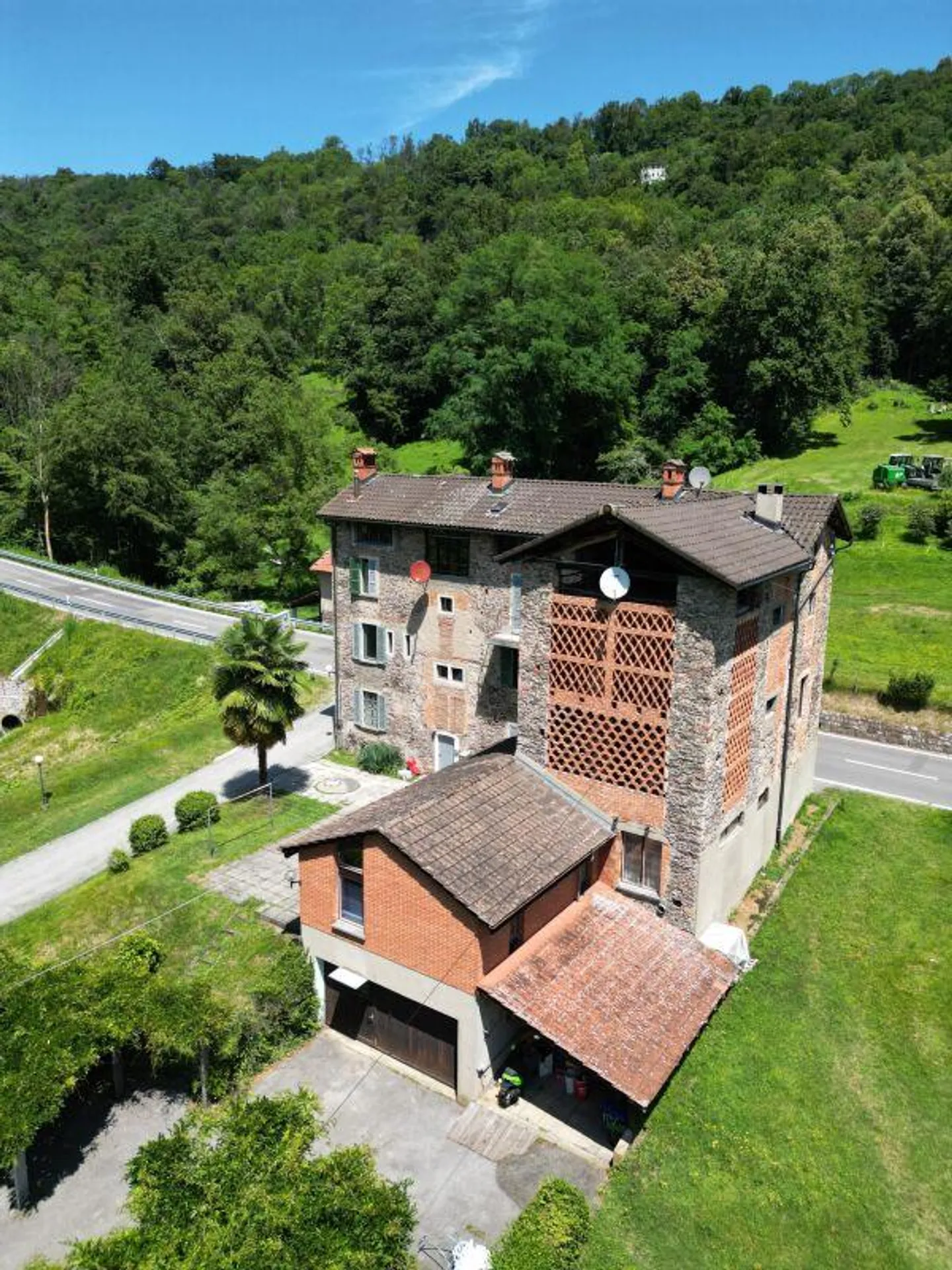 2 multi-family houses, 2 restaurants, 1 swimming pool and approx. 25,100 m2 of land - Photo 2 of 9