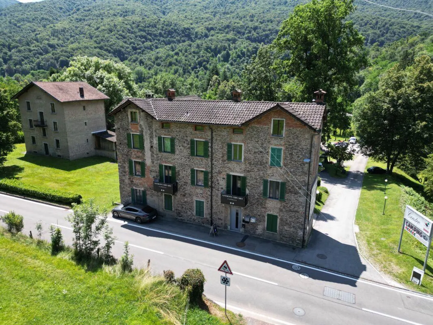 2 multi-family houses, 2 restaurants, 1 swimming pool and approx. 25,100 m2 of land - Photo 3 of 9