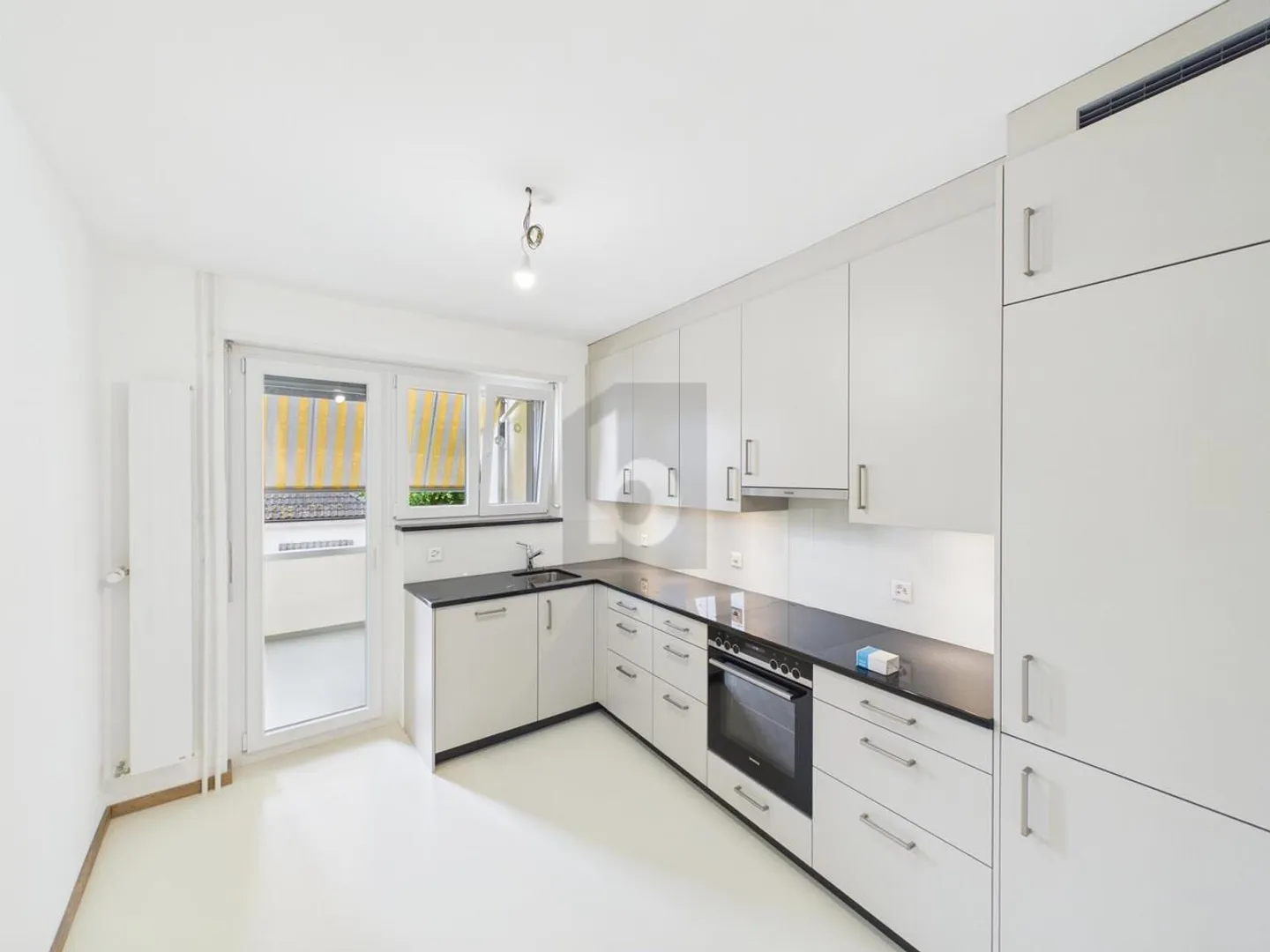 FRESHLY RENOVATED IN THE HEART OF THE CITY - Photo 2 of 6