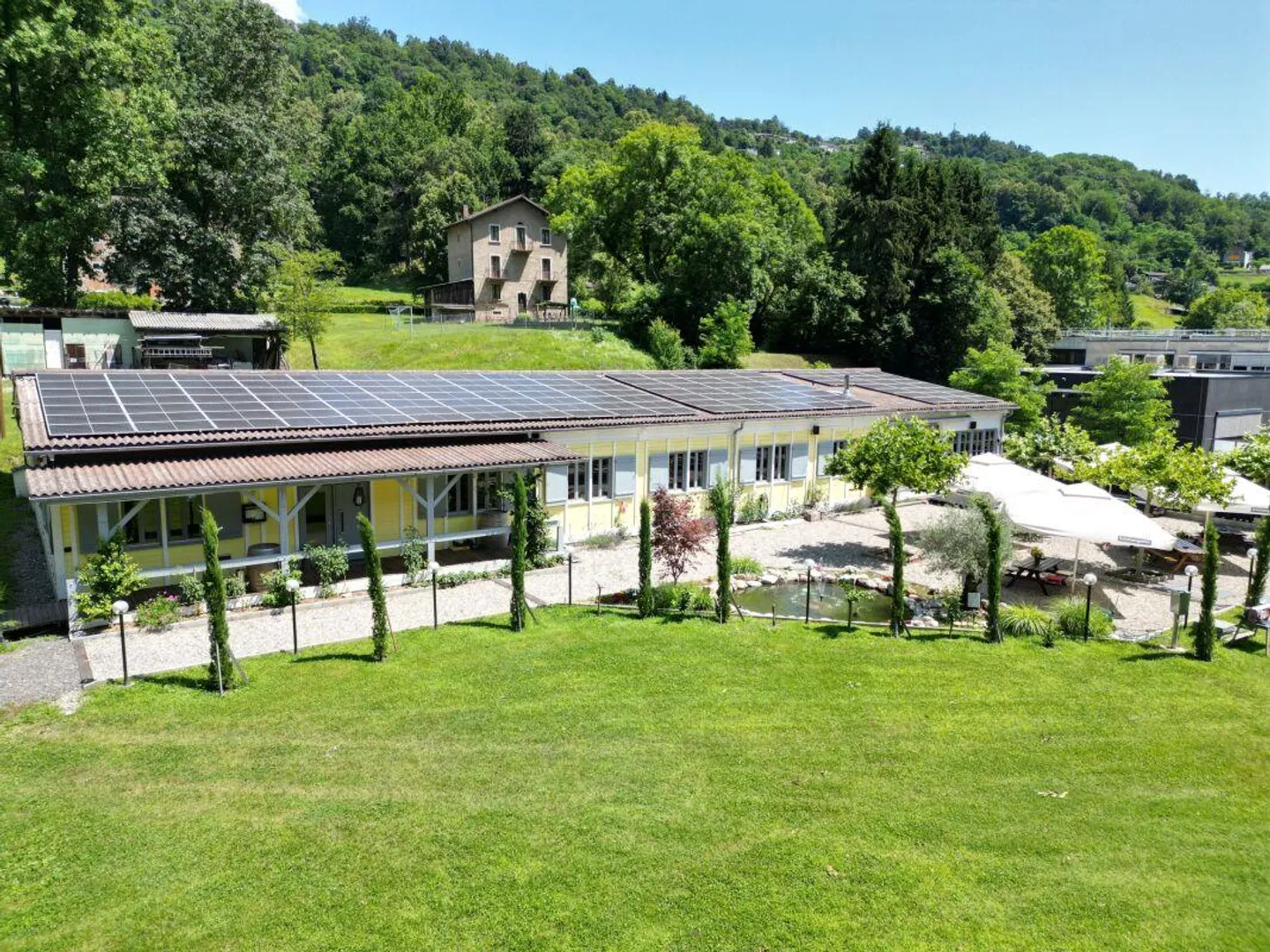 2 multi-family houses, 2 restaurants, 1 swimming pool and approx. 25,100 m2 of land - Photo 5 of 9