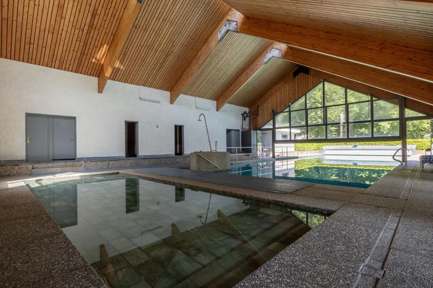 2 multi-family houses, 2 restaurants, 1 swimming pool and approx. 25,100 m2 of land - Photo 7 of 9