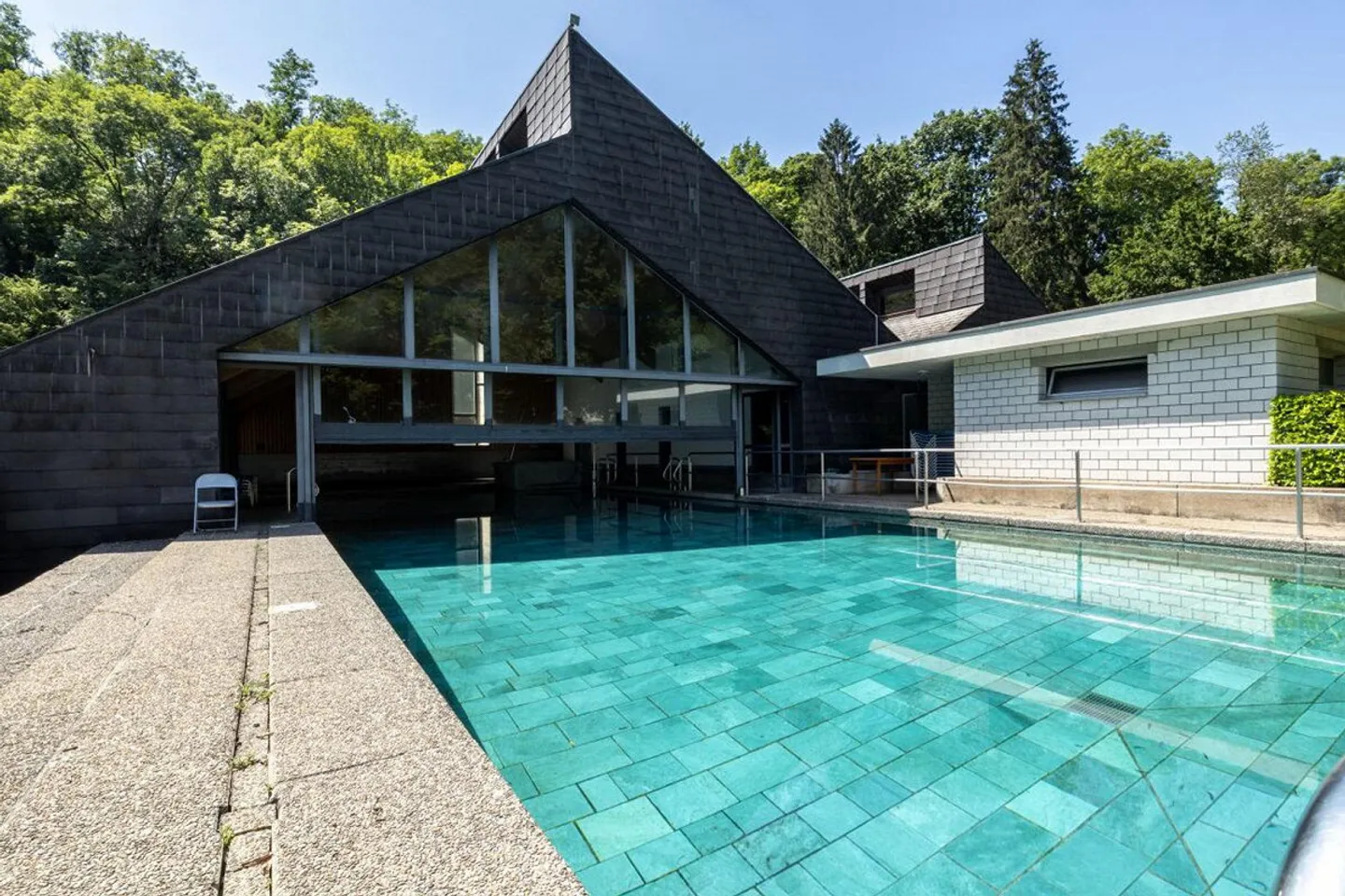 2 multi-family houses, 2 restaurants, 1 swimming pool and approx. 25,100 m2 of land - Photo 8 of 9