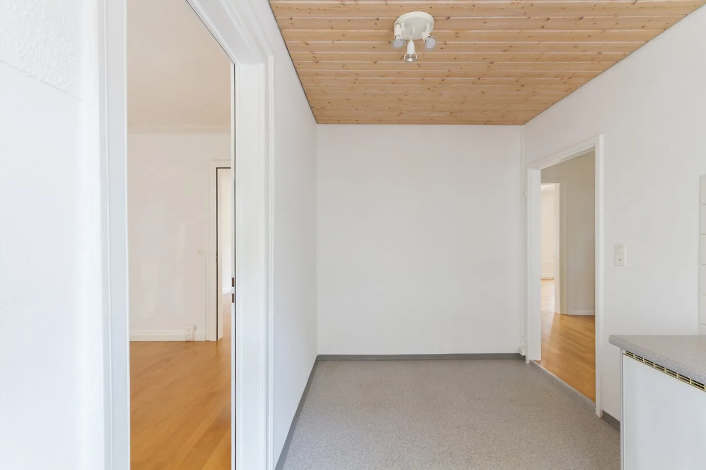 Office in prime location at St. Gallen train station - Photo 10 of 14