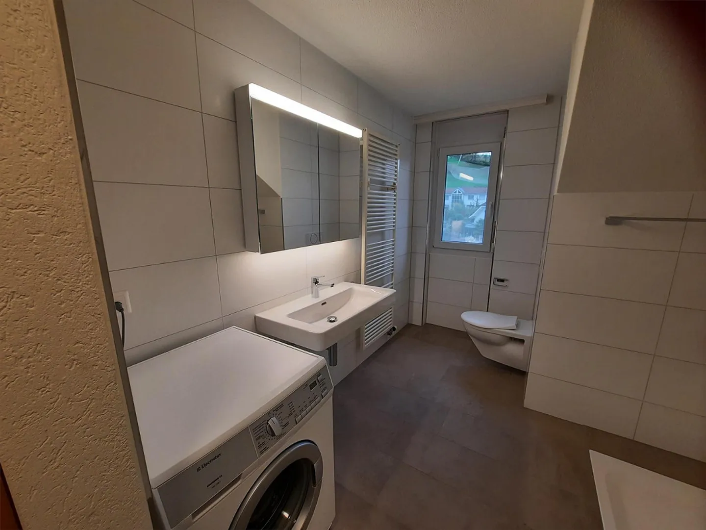 Charmante Dachwohnung in Hergiswil - Foto 2 von 5