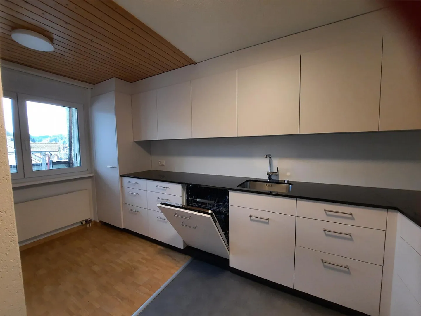 Charmante Dachwohnung in Hergiswil - Foto 3 von 5