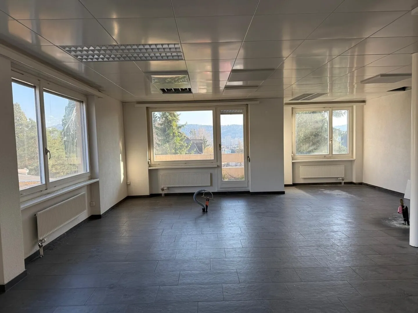 Office space for rent - Photo 1 of 2