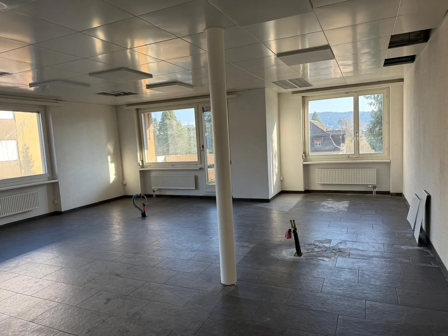 Office space for rent - Photo 2 of 2