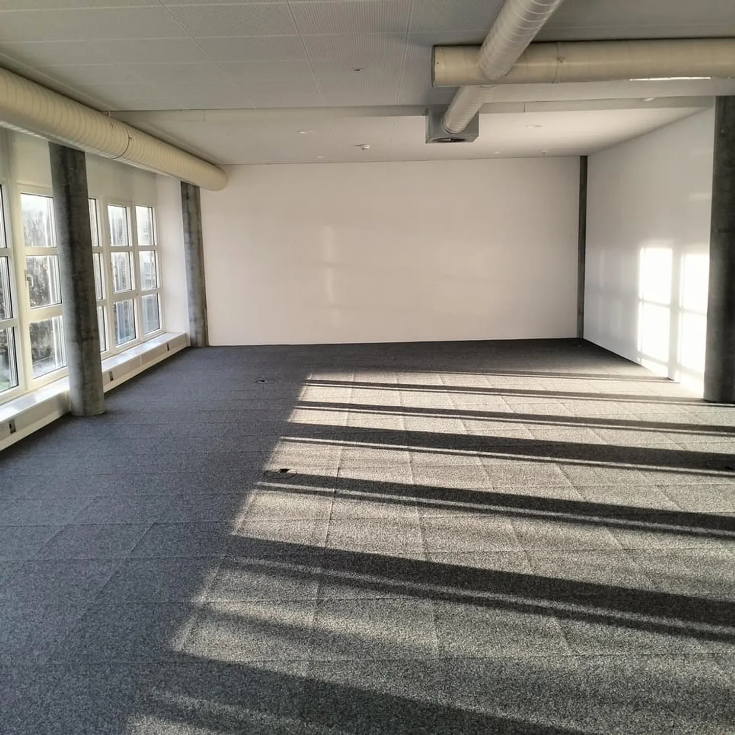 Locaux modernes - emplacement Idéal pour bureau/activité calme! Loyer 138.-/m2! - Photo 5 sur 6