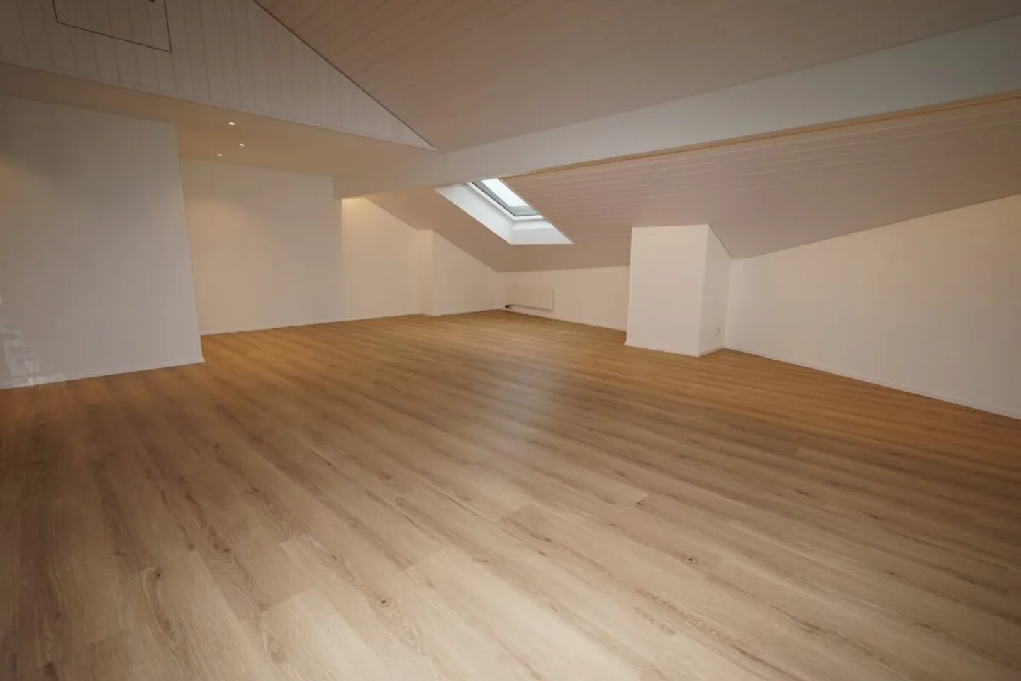 Appartement sous les toits moderne et charmant de 2,5 pièces - Photo 1 sur 9