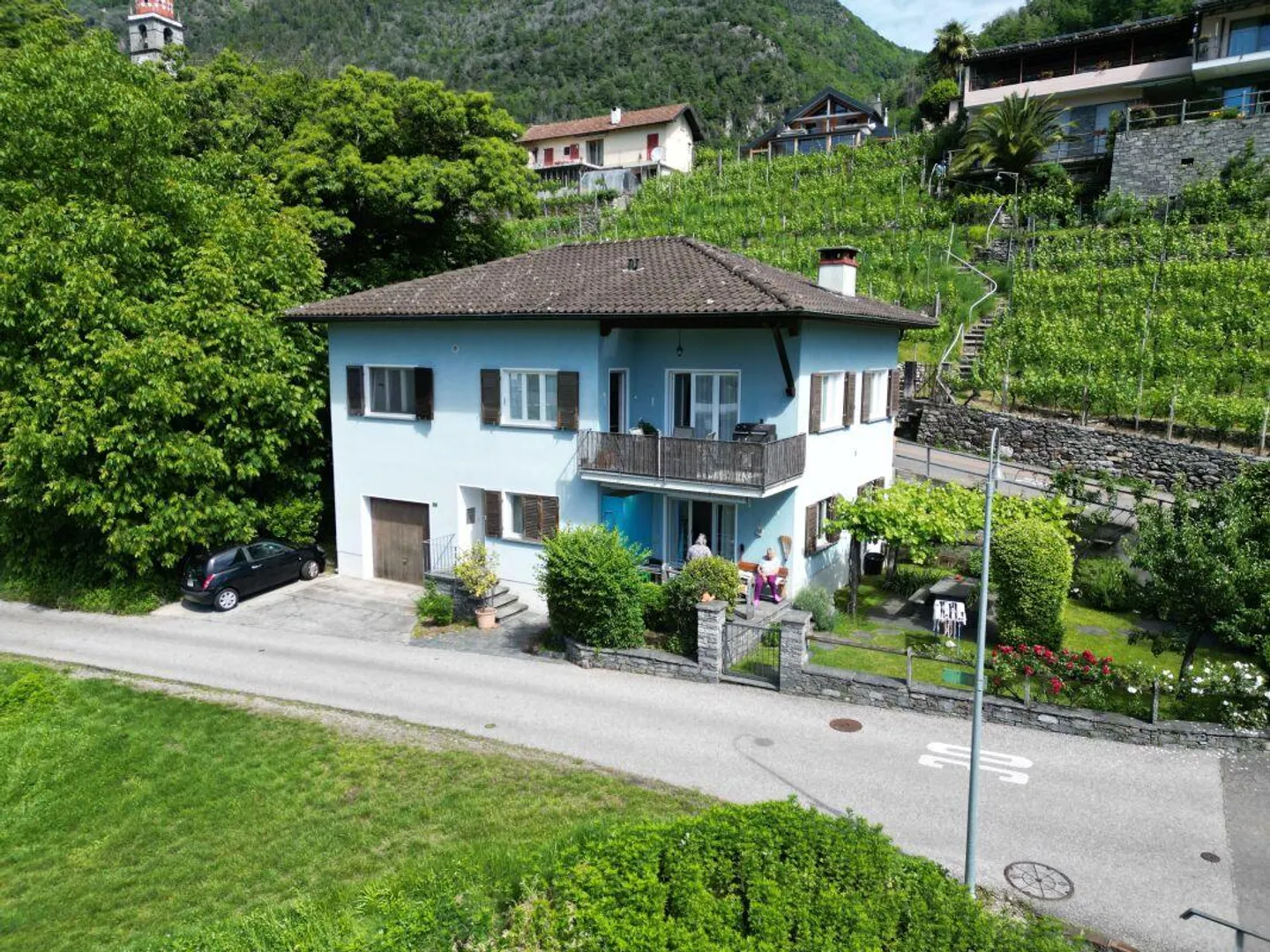 Apartment in a two-family house with 4 ½ rooms and 2 outdoor parking spaces... - Photo 1 of 8