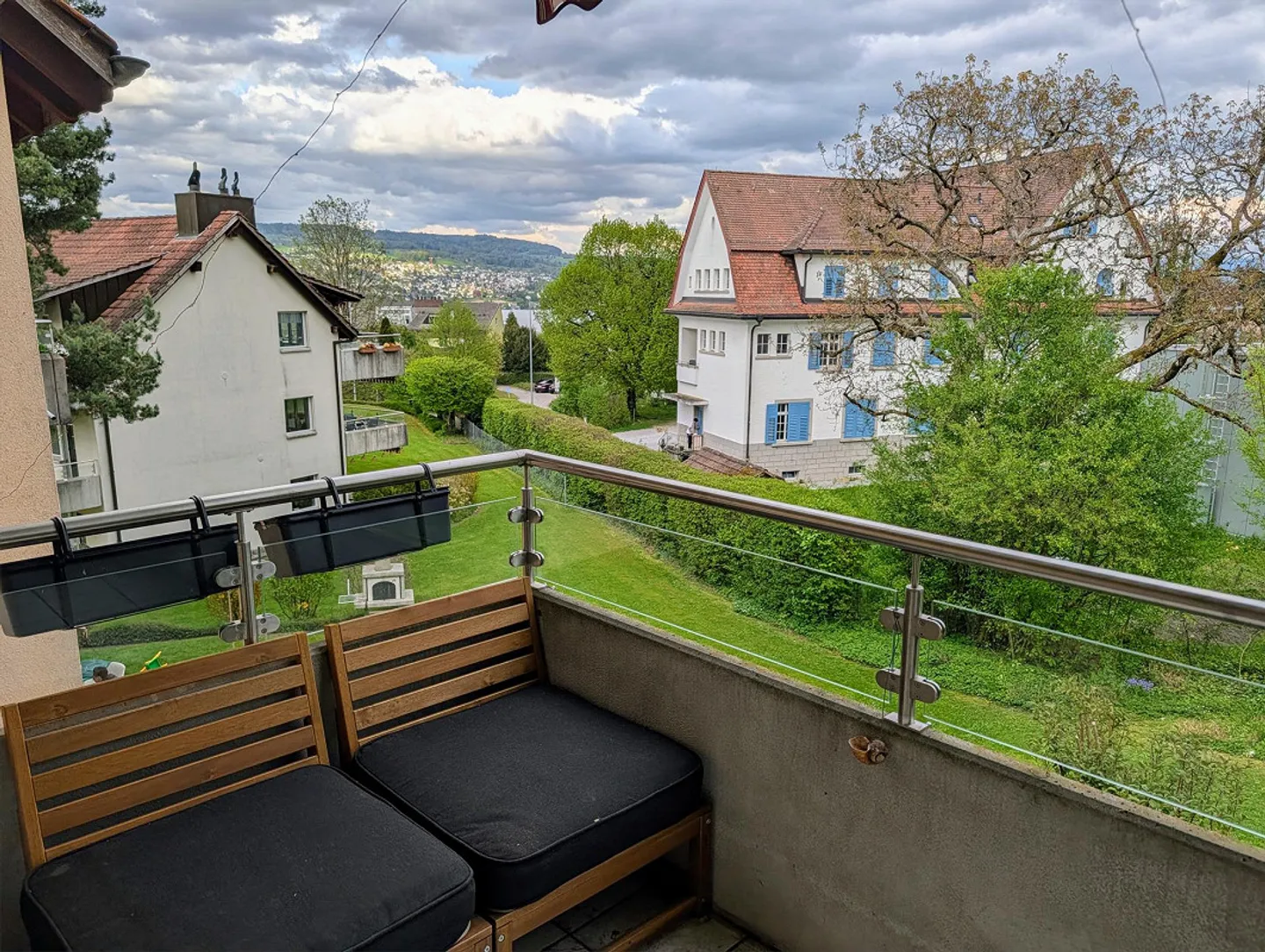 Charming 3.5-room apartment with balcony and lake view in Thalwil - Photo 1 of 11