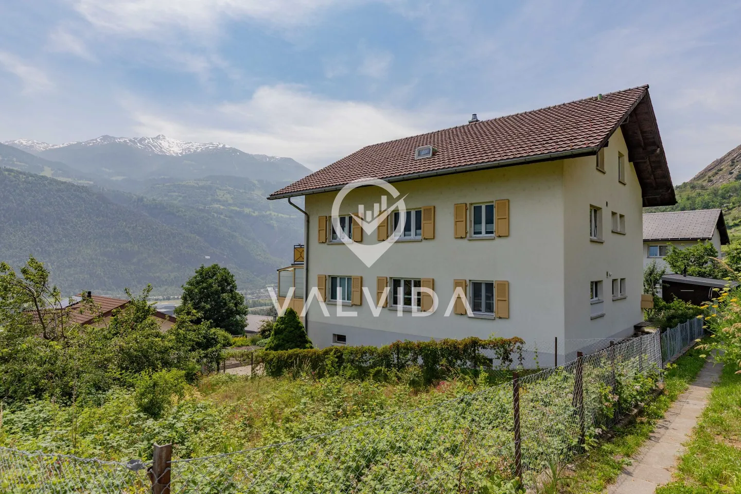 Il tuo rifugio con vista sulla valle del Rodano: appartamento mansardato a St. German con grande potenziale! - Foto 1 di 15