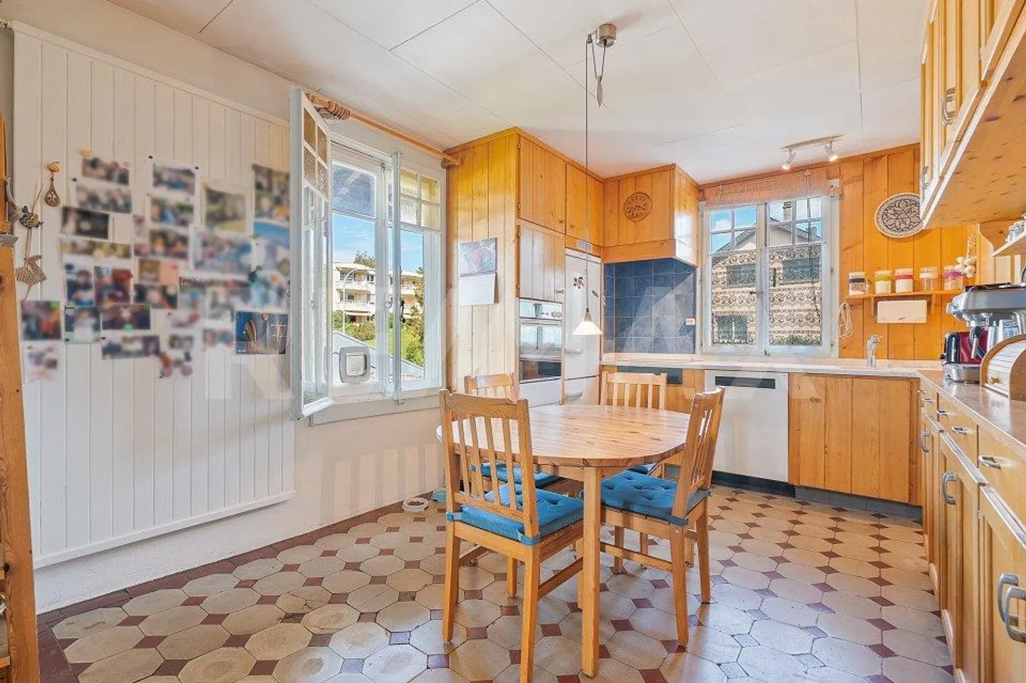 Ideal for large family: 11.5 room house - Photo 3 of 13