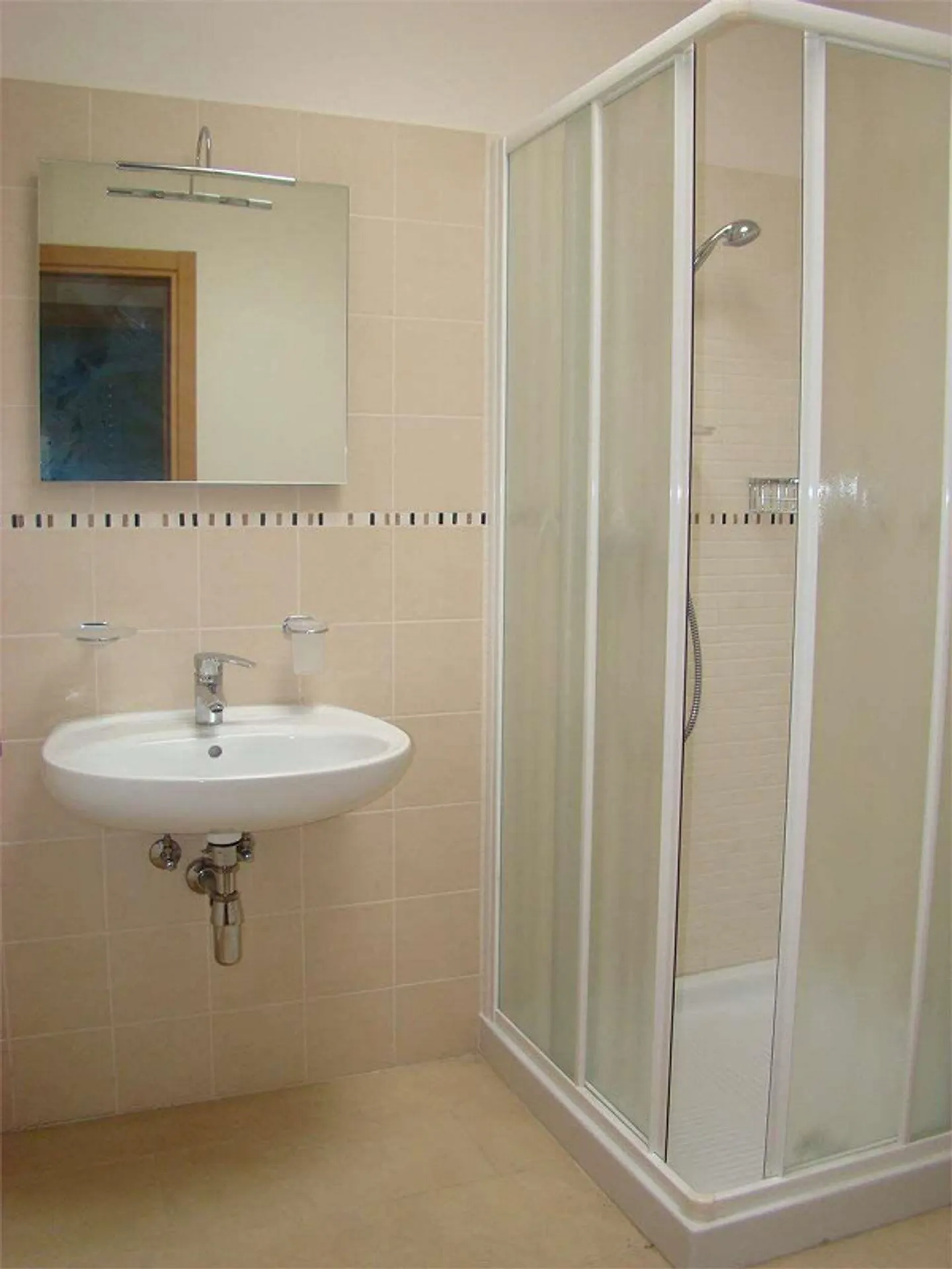 Ampio e luminoso appartamento attico con 4,5 stanze e vista libera - Foto 12 di 13