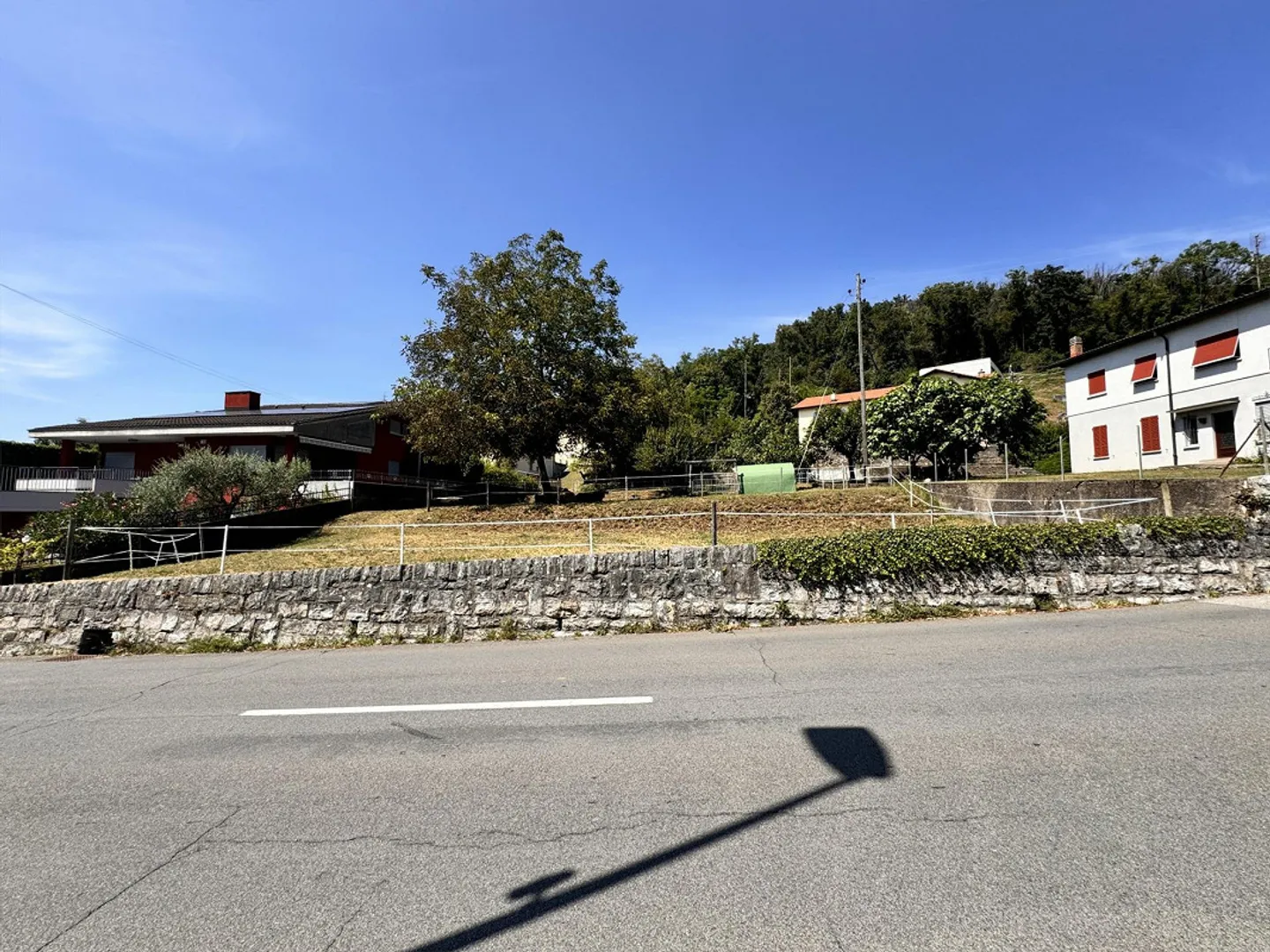 Terreno soleggiato di 906 m² con permesso di costruzione approvato ad Arzo - Foto 5 di 7