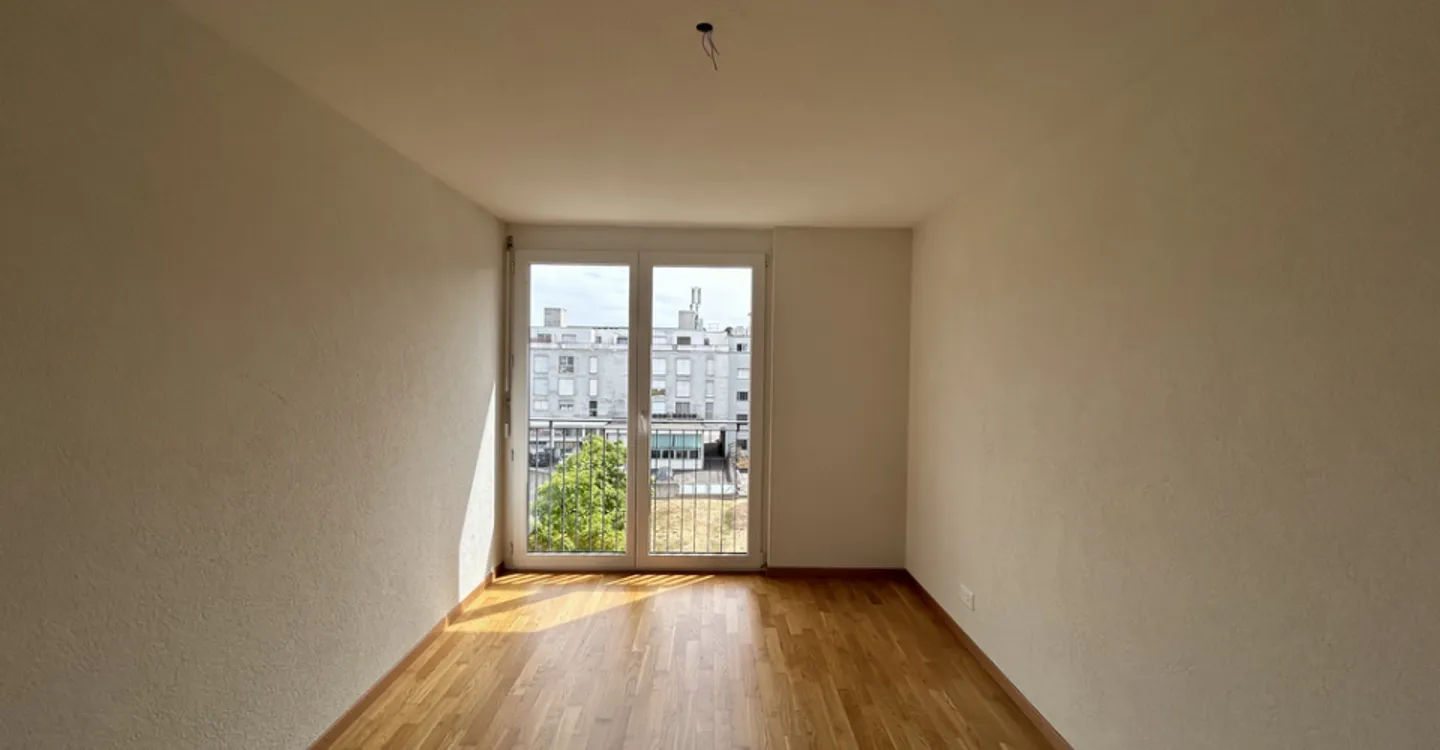 Modern Apartment with Balcony - Photo 4 of 5