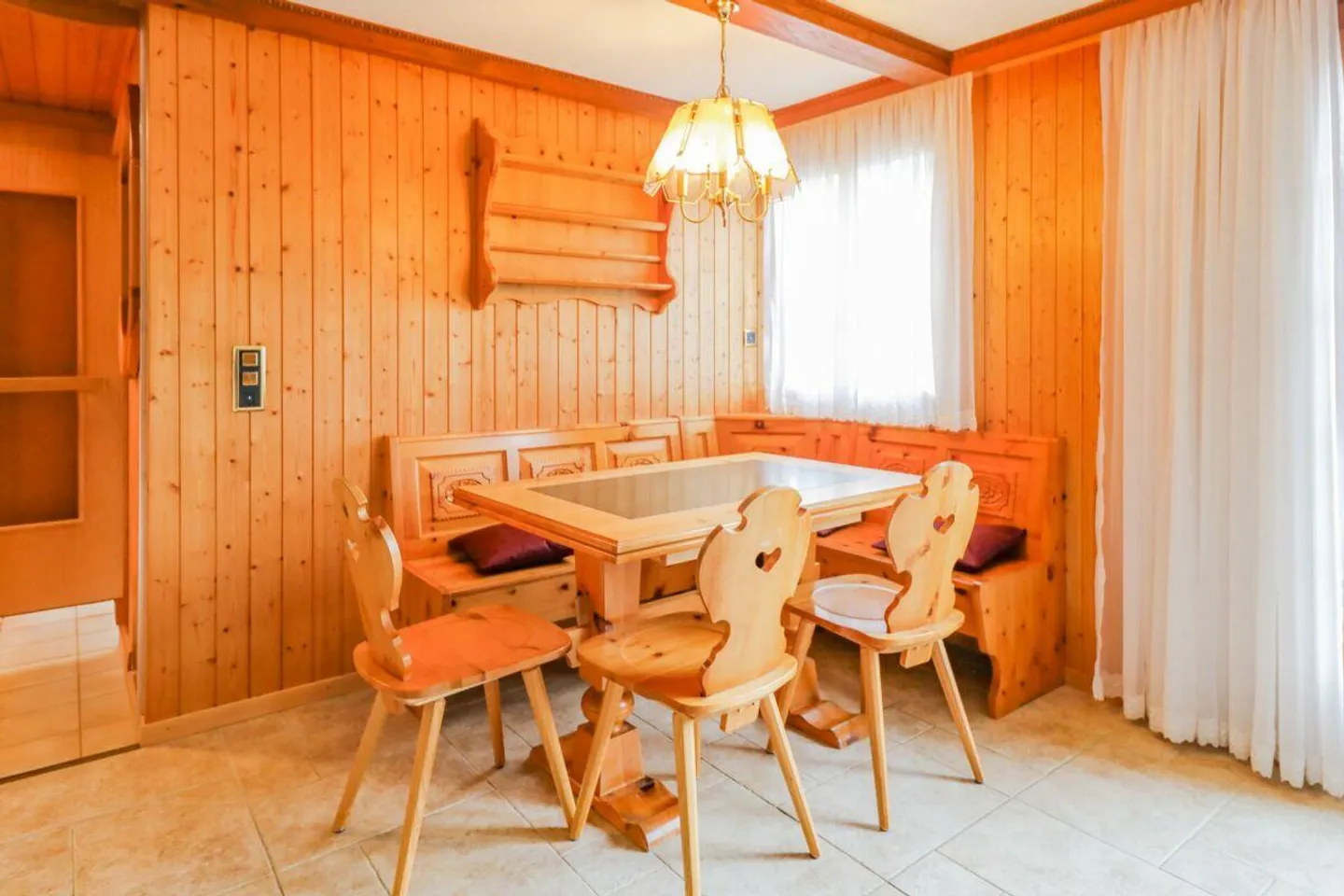 Grosszügiges Zweifamilienhaus mit Garagen - Foto 5 von 9