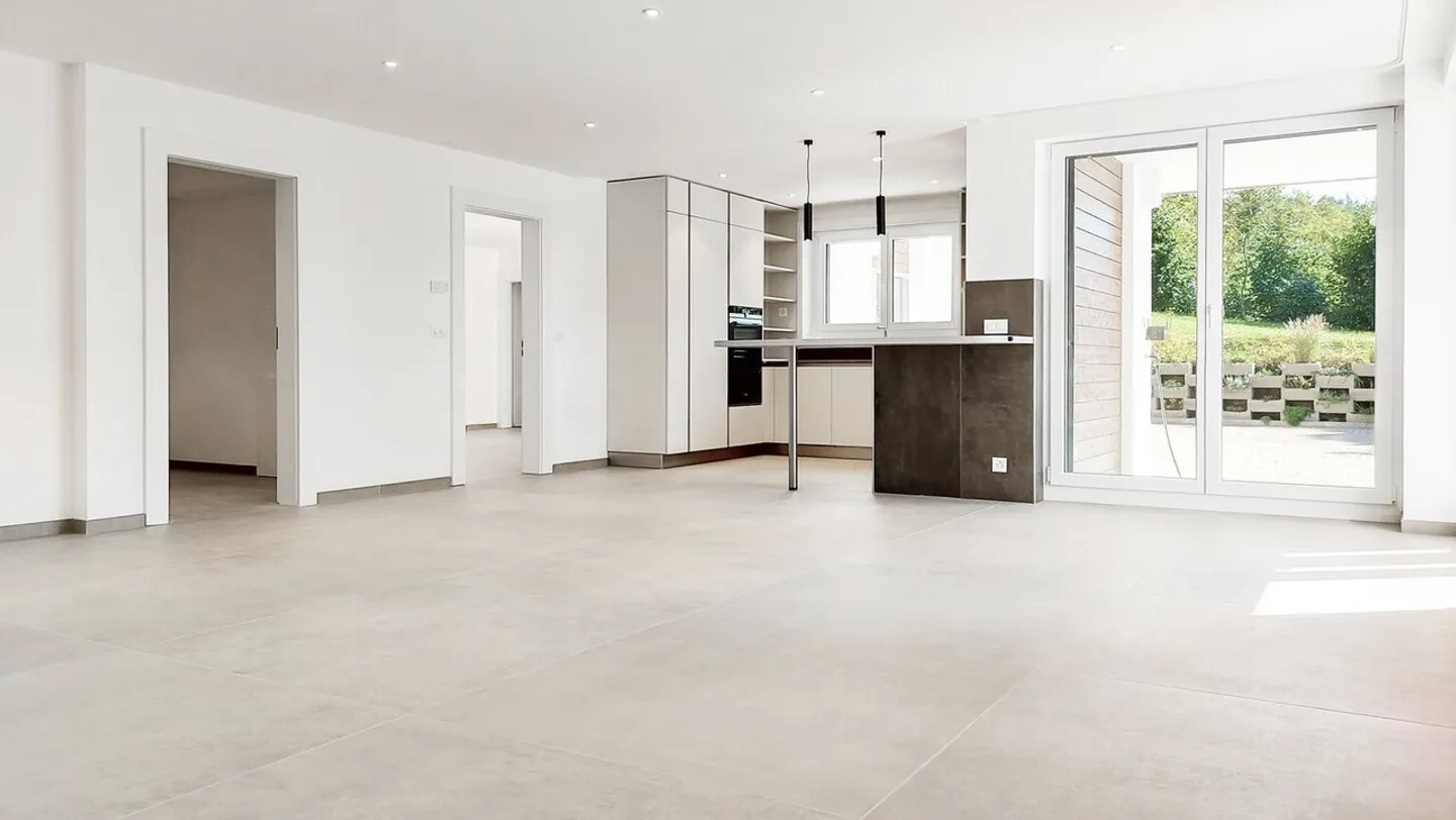 SUPERB FULLY RENOVATED HIGH-END ACCOMMODATION! - Photo 2 of 10