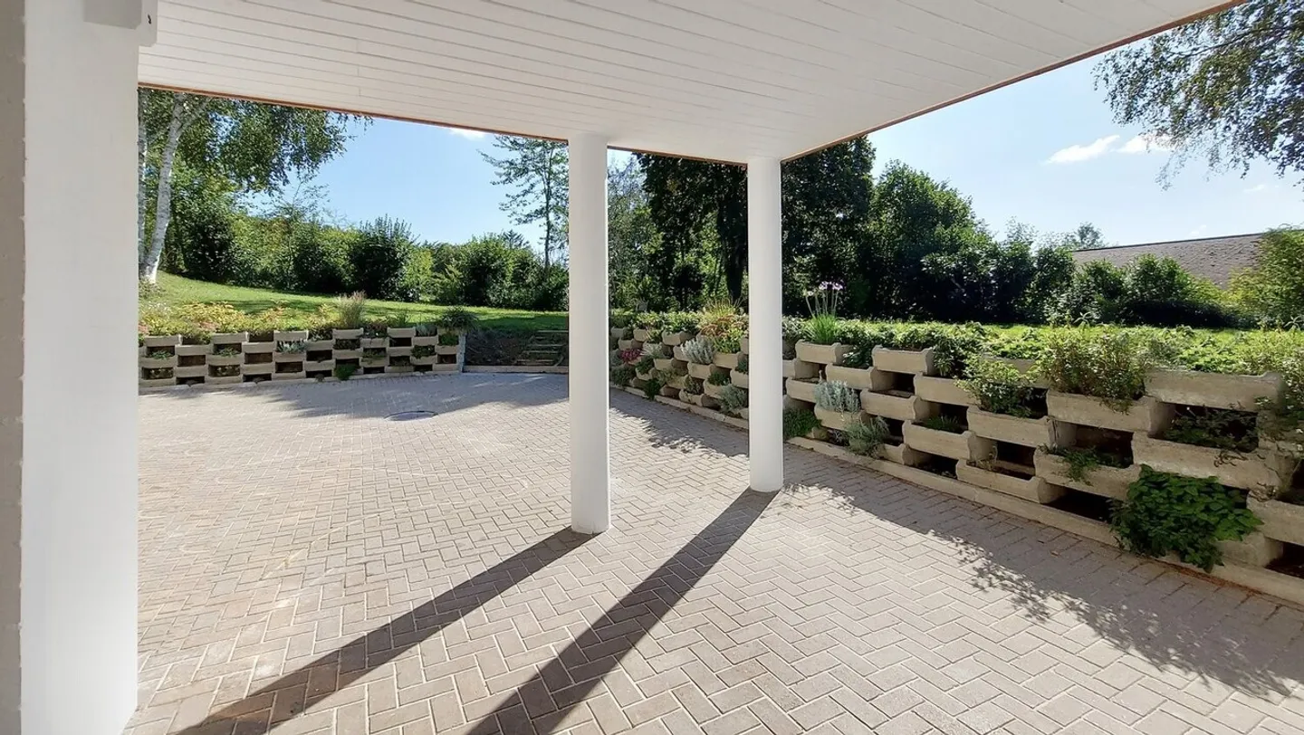 SUPERB FULLY RENOVATED HIGH-END ACCOMMODATION! - Photo 4 of 10