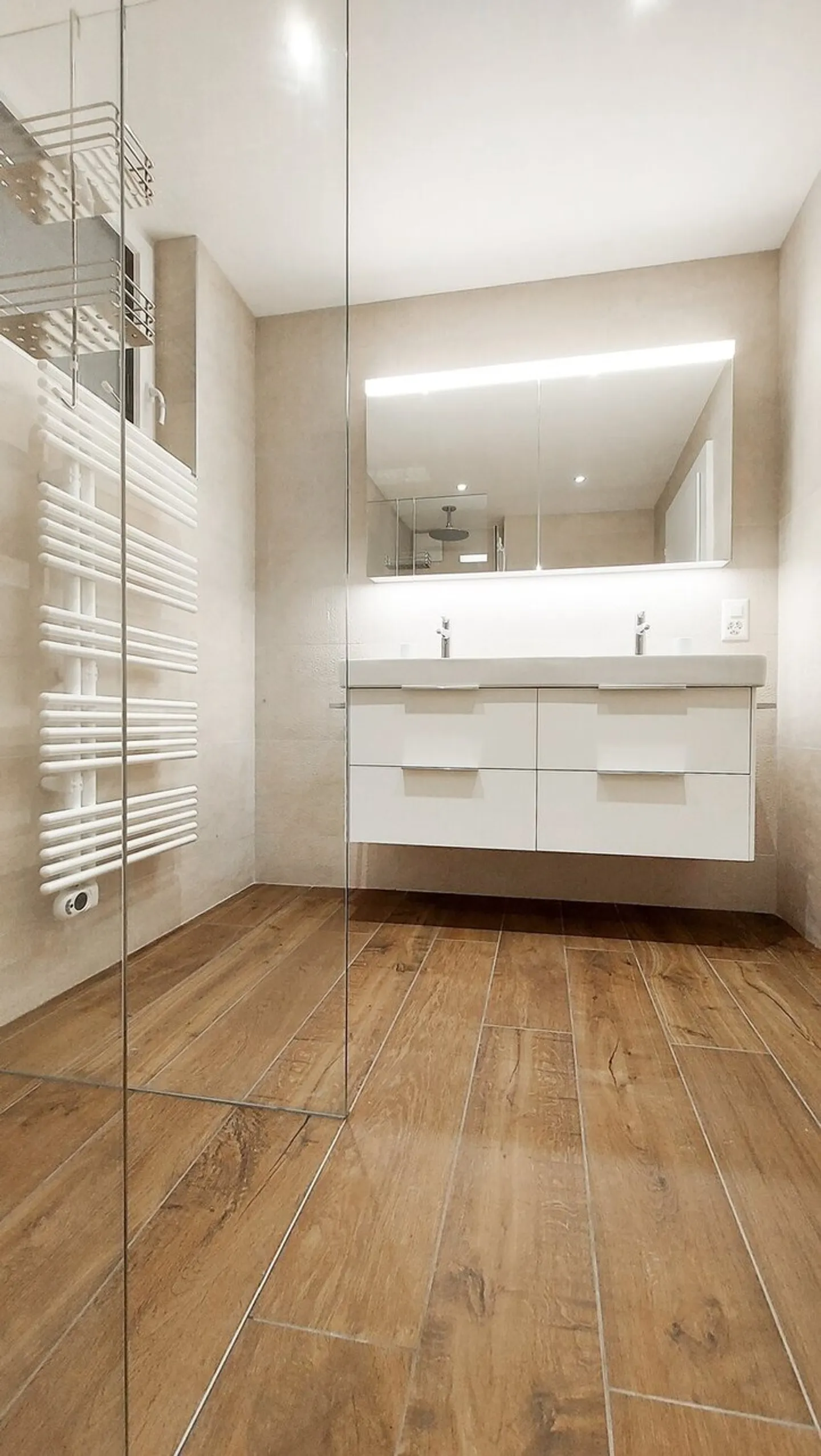 SUPERB FULLY RENOVATED HIGH-END ACCOMMODATION! - Photo 7 of 10