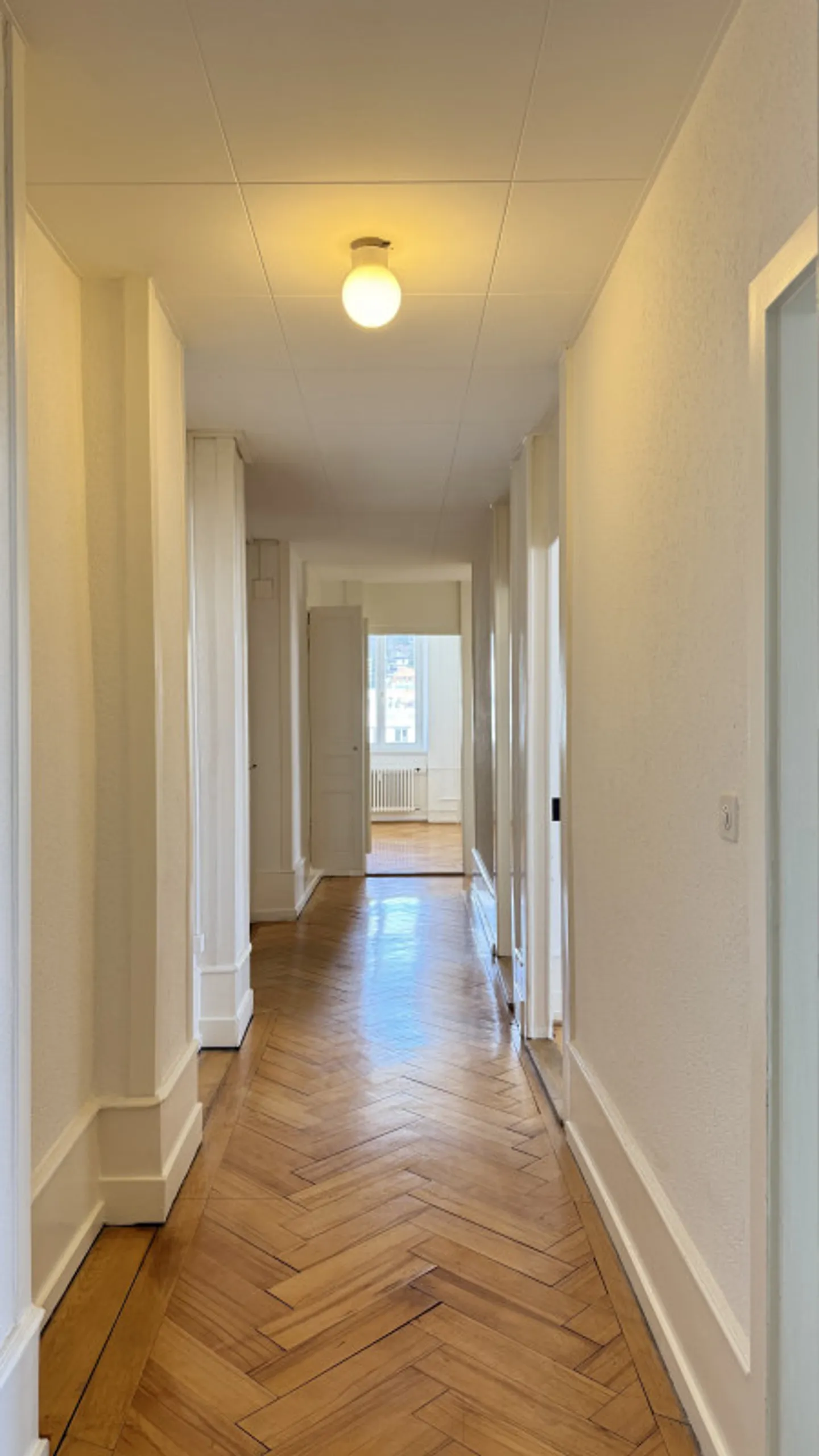Appartamento luminoso di 4 stanze vicino alla stazione, 89 m², ascensore | La Chaux-de-Fonds - Foto 2 di 13