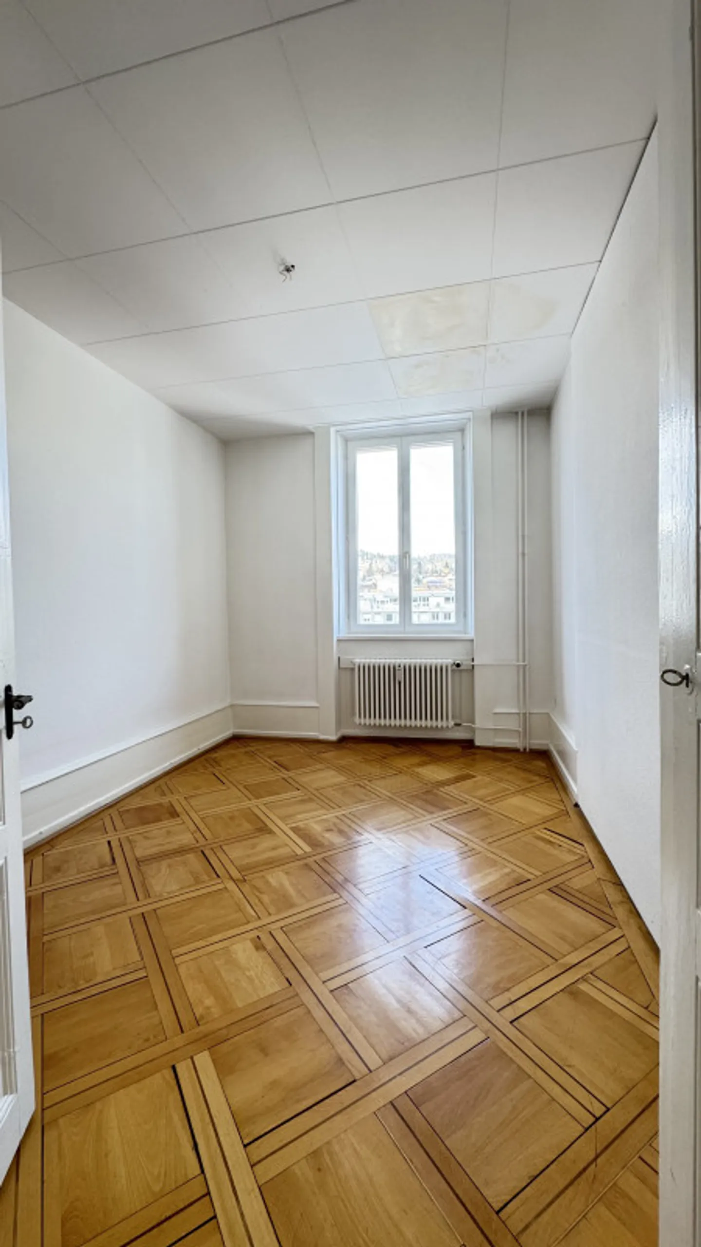 Appartamento luminoso di 4 stanze vicino alla stazione, 89 m², ascensore | La Chaux-de-Fonds - Foto 5 di 13