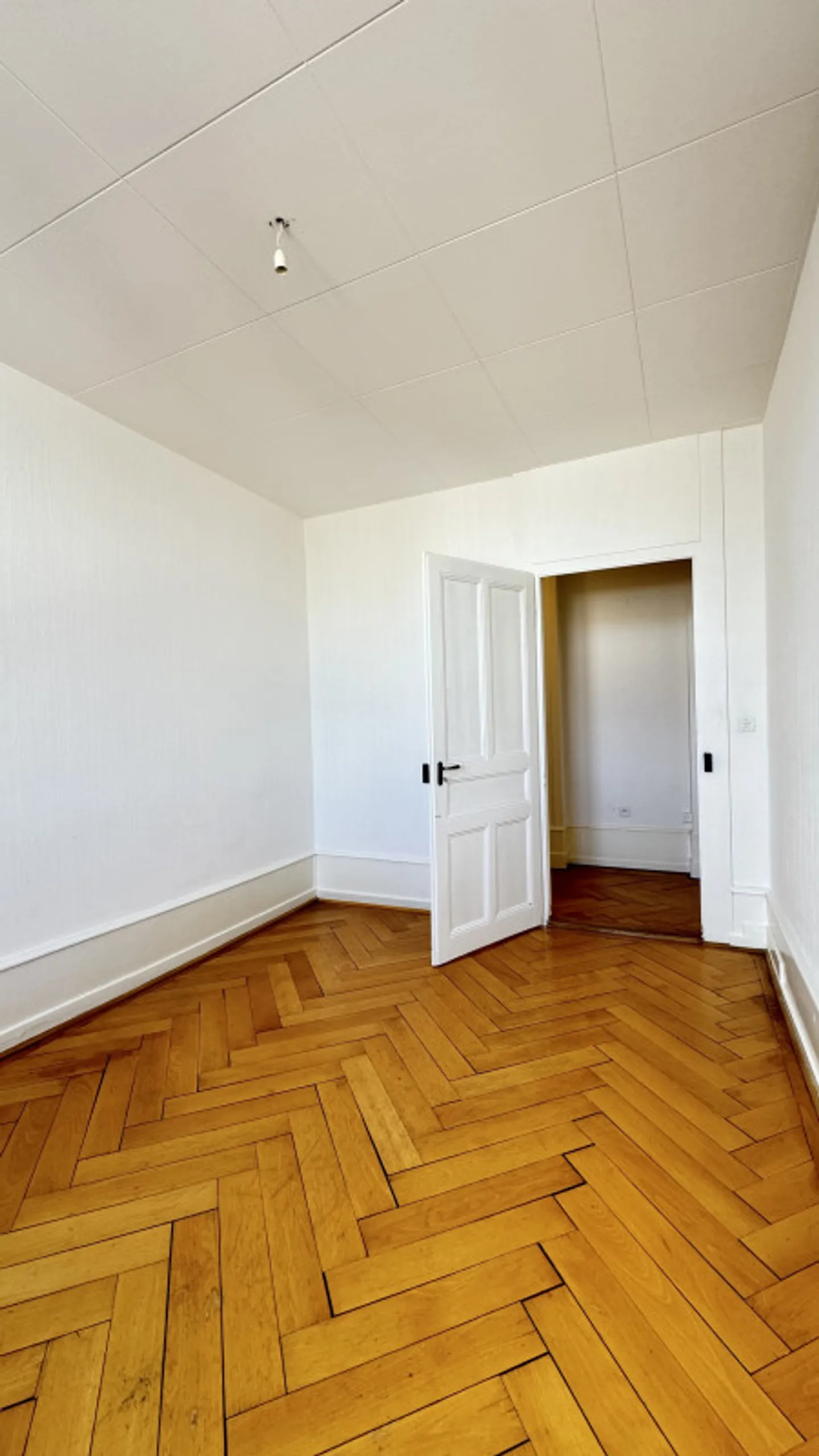 Appartamento luminoso di 4 stanze vicino alla stazione, 89 m², ascensore | La Chaux-de-Fonds - Foto 12 di 13