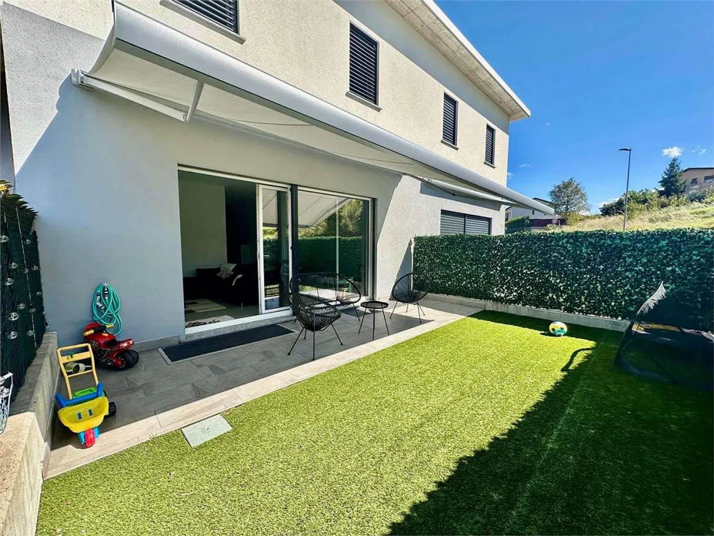 Moderne Doppelhaushälfte mit privatem Garten in Arzo, Minergie-Standard - Foto 1 von 11