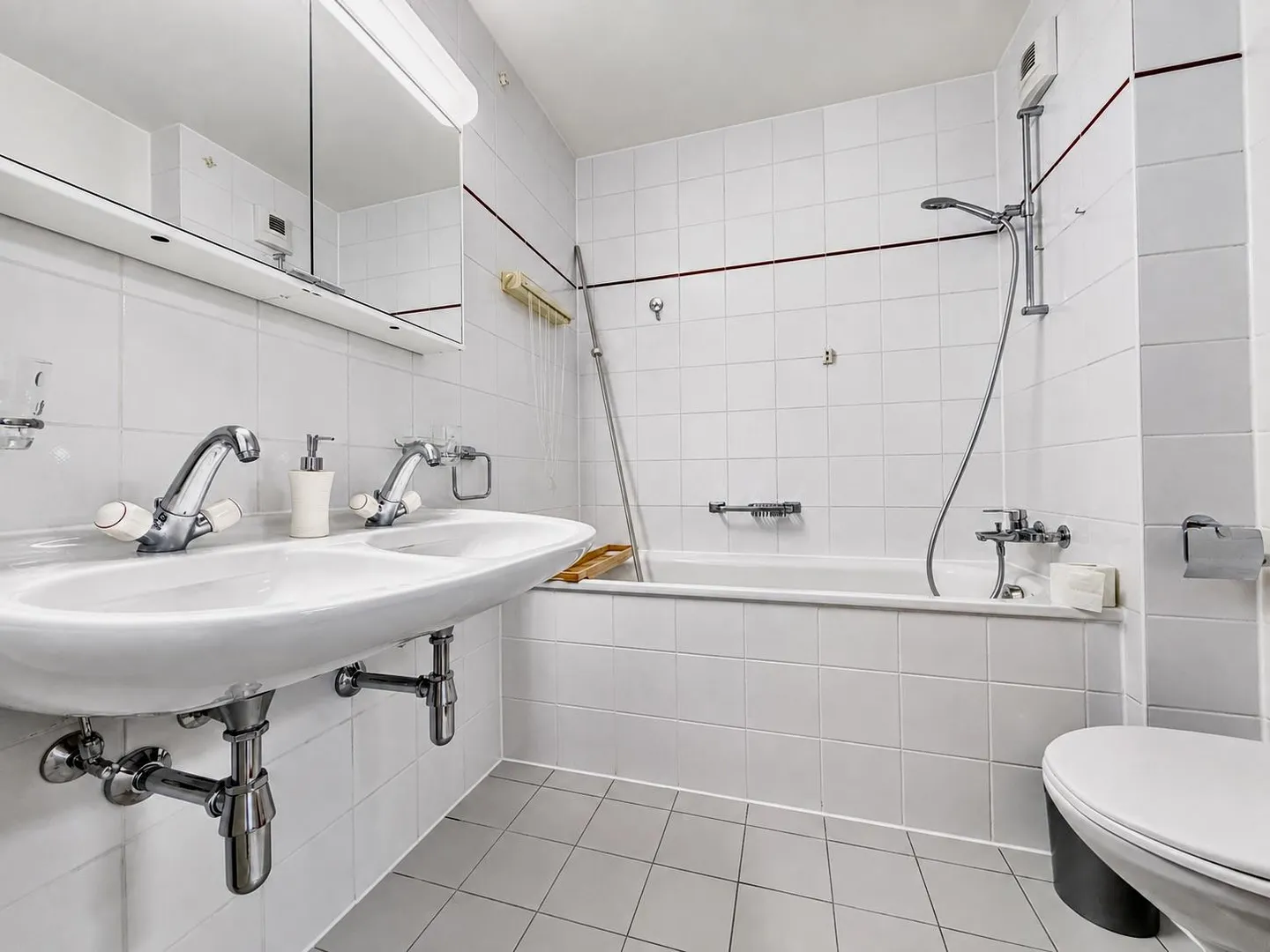 Spacious Apartment Near Les Nations - Photo 4 of 8