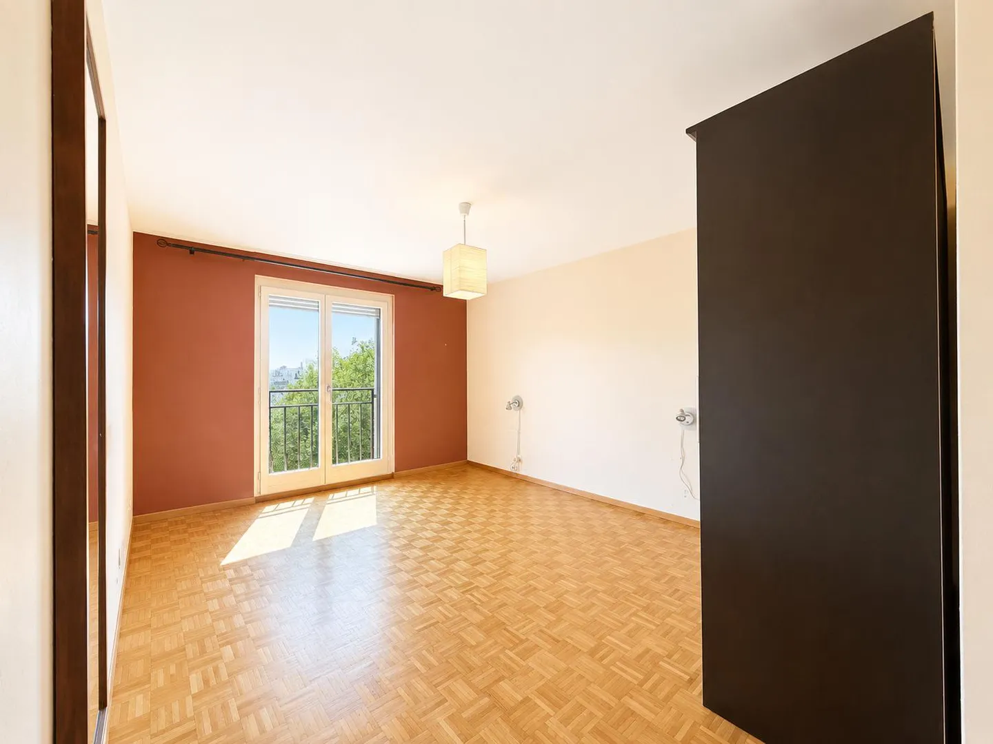Spacious Apartment Near Les Nations - Photo 5 of 8