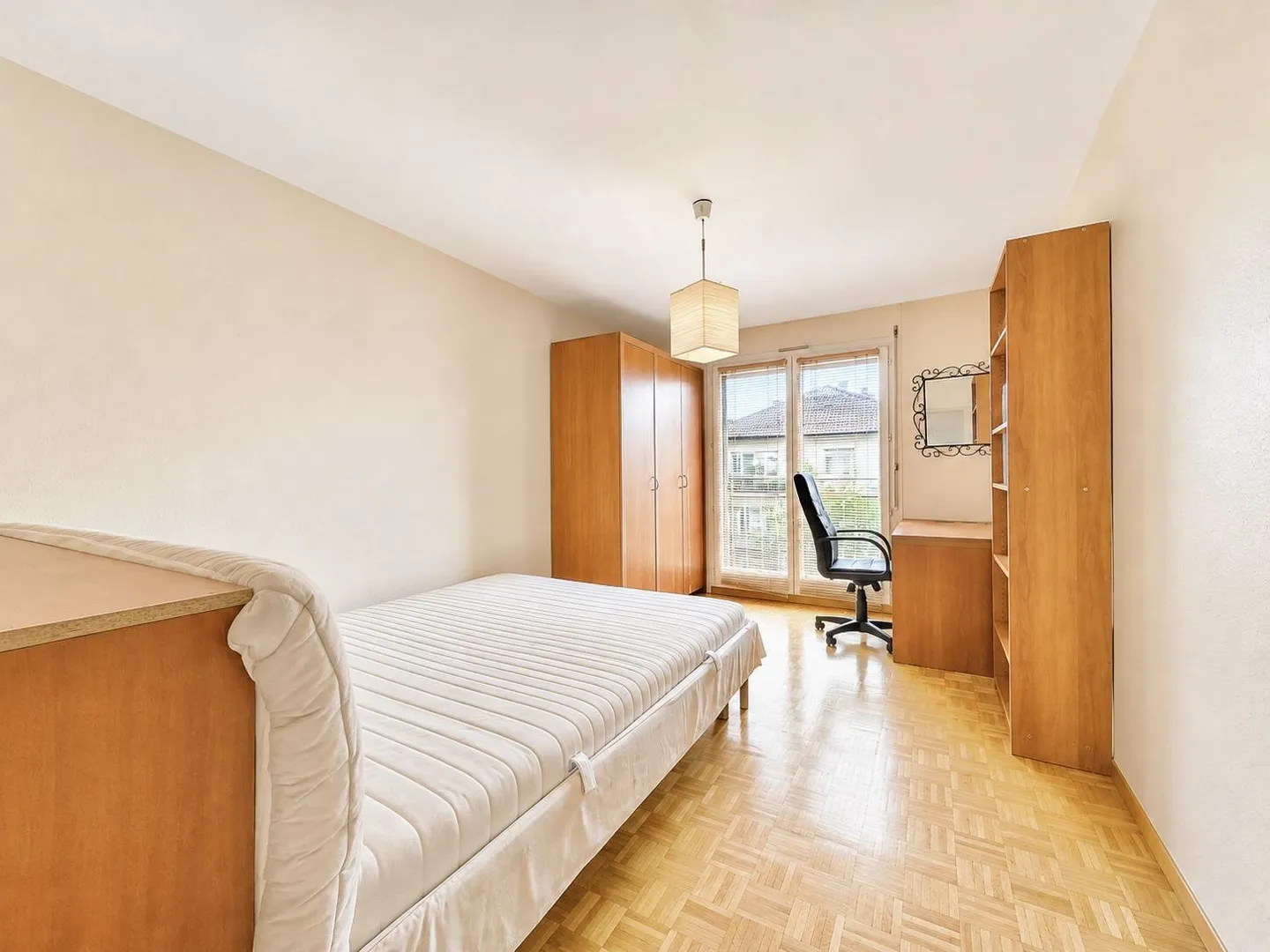 Spacious Apartment Near Les Nations - Photo 6 of 8