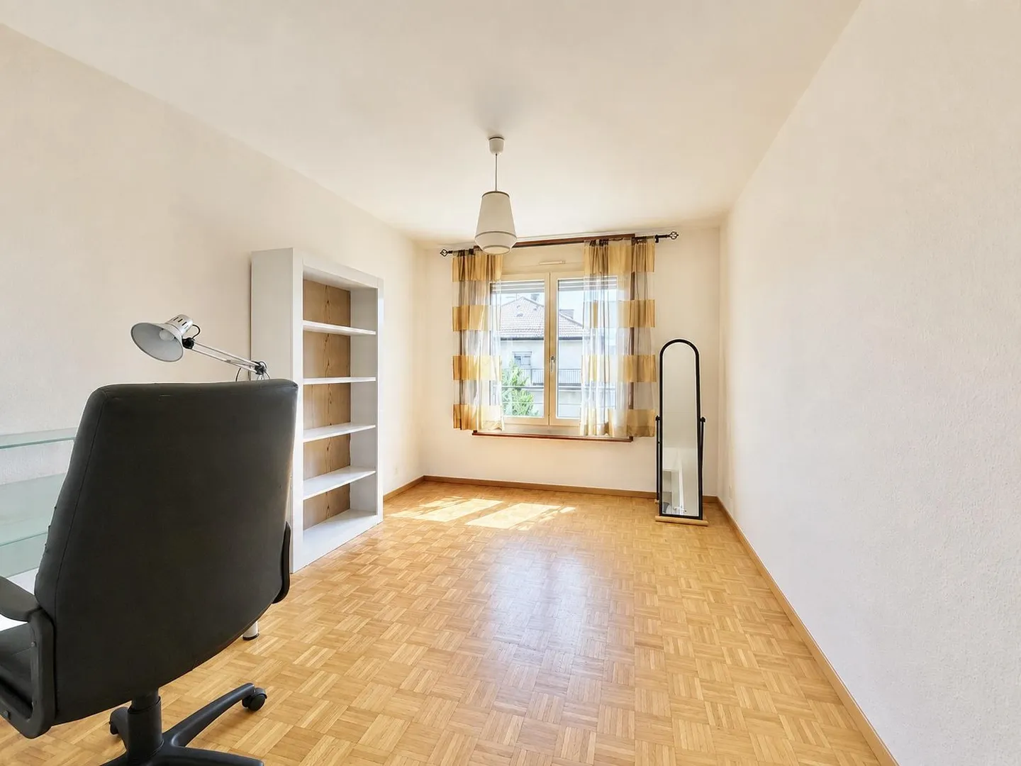 Spacious Apartment Near Les Nations - Photo 7 of 8