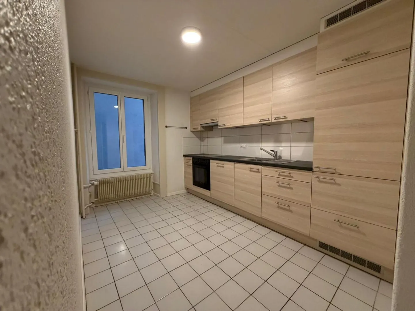 Charming 3-room apartment in Neuchâtel – Elevated ground floor with balcony - Photo 2 of 4