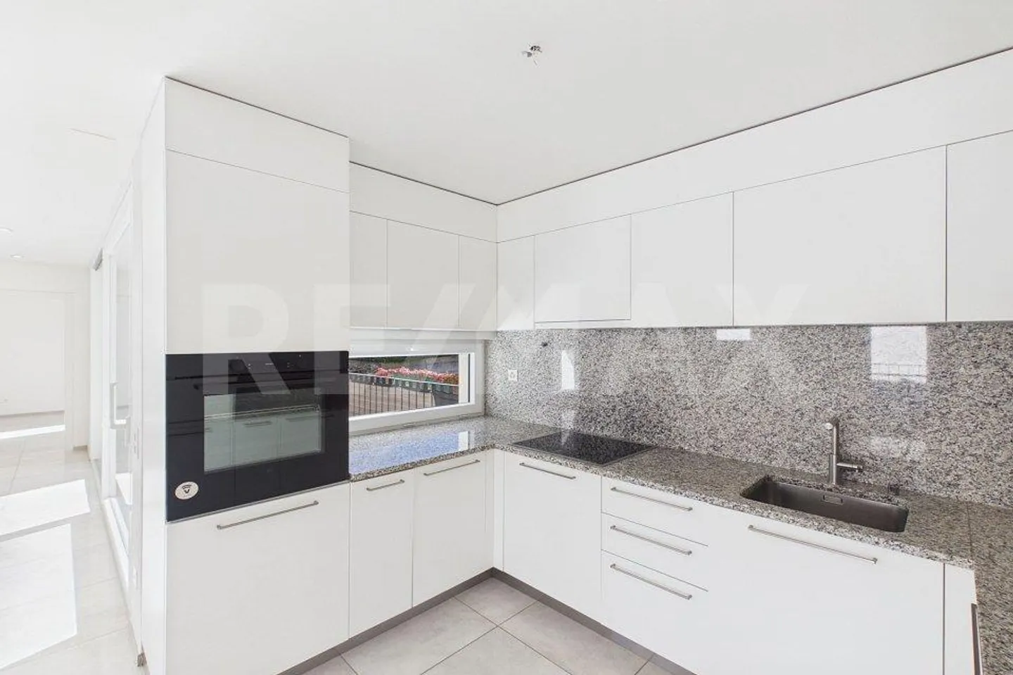 Bâtiment moderne de seulement trois unités dans un quartier calme - Photo 2 sur 13