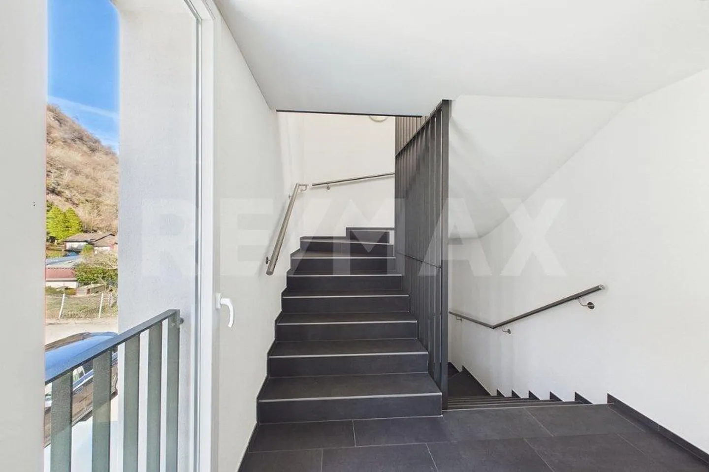 Bâtiment moderne de seulement trois unités dans un quartier calme - Photo 13 sur 13