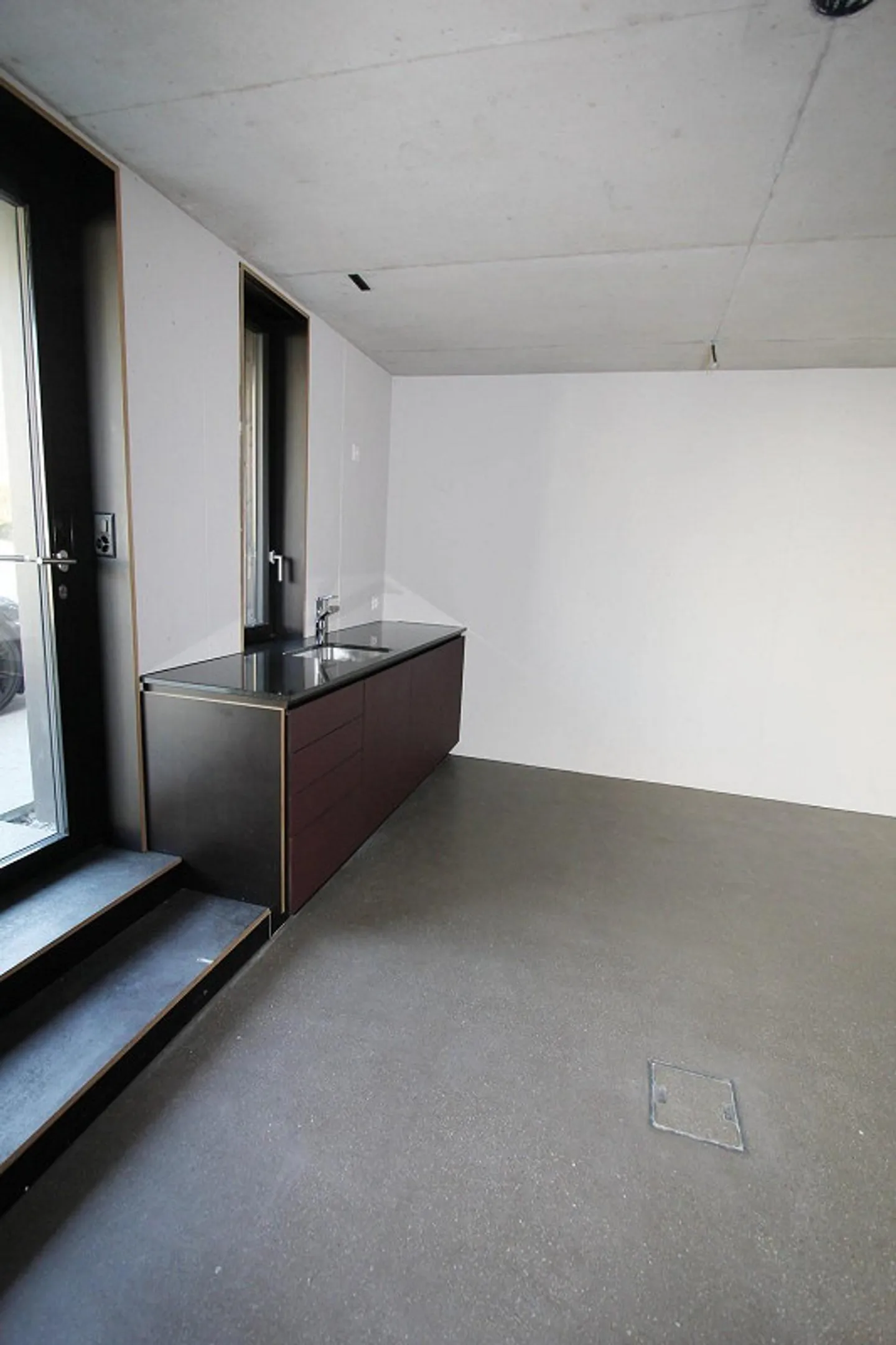 Commercial space in architecturally impressive property - Photo 4 of 7
