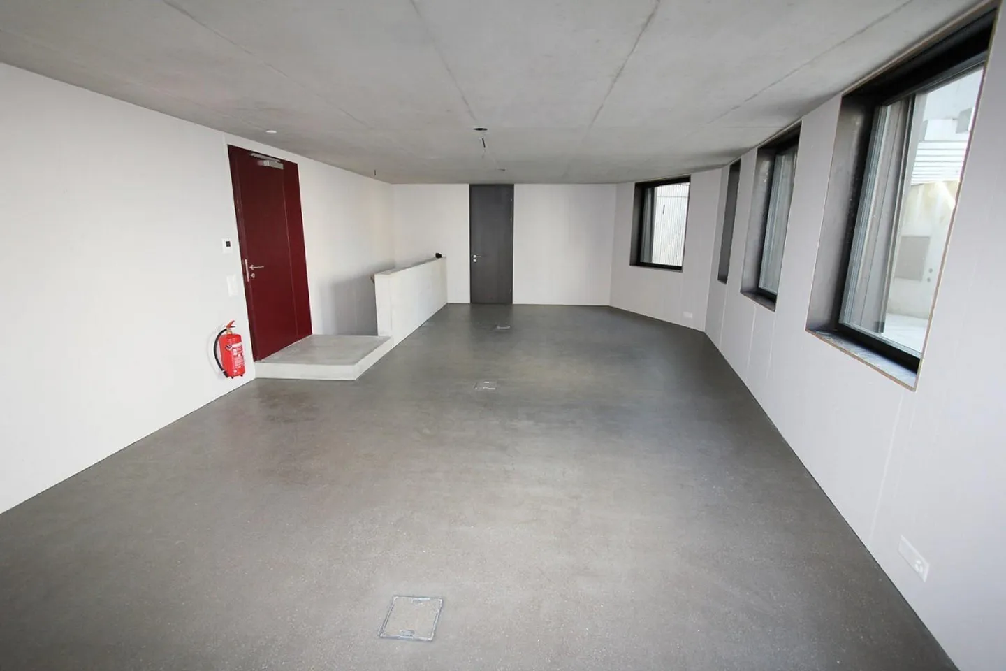 Commercial space in architecturally impressive property - Photo 3 of 7