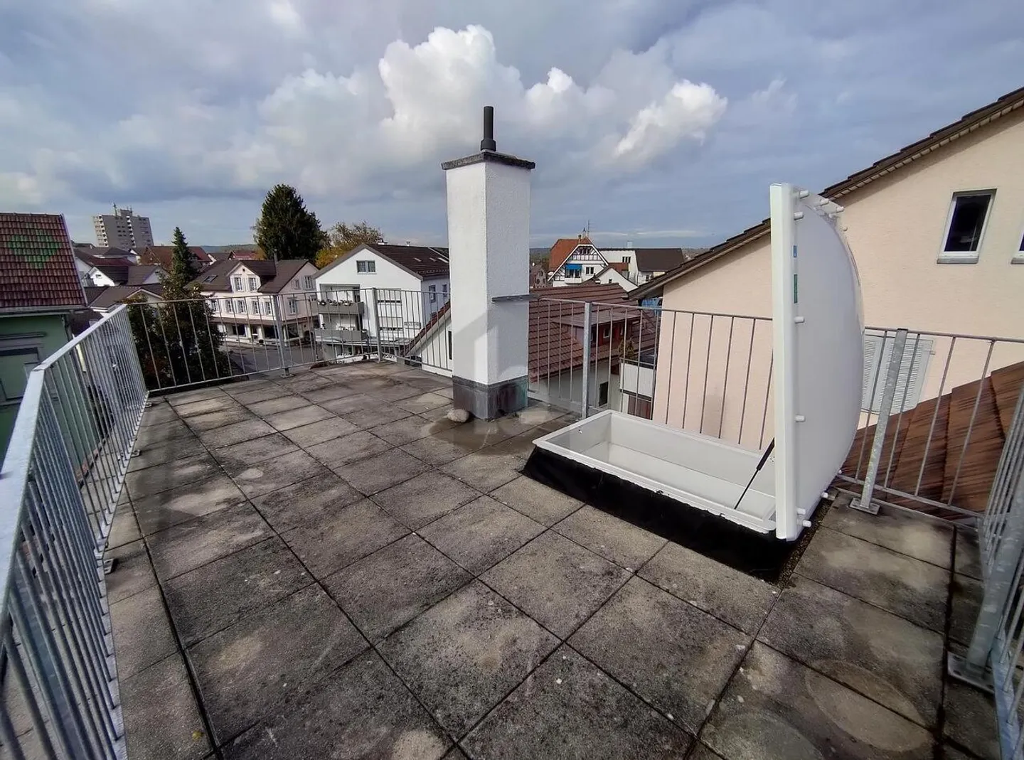 CENTRAL WITH PRACTICAL ROOFTOP TERRACE - Photo 1 of 6