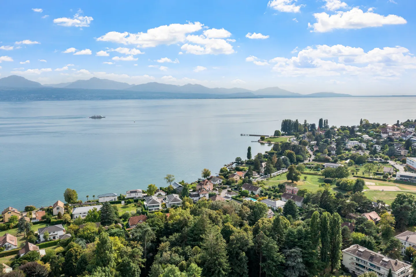 An exceptional apartment, quiet and just steps from the lake - Photo 1 of 15