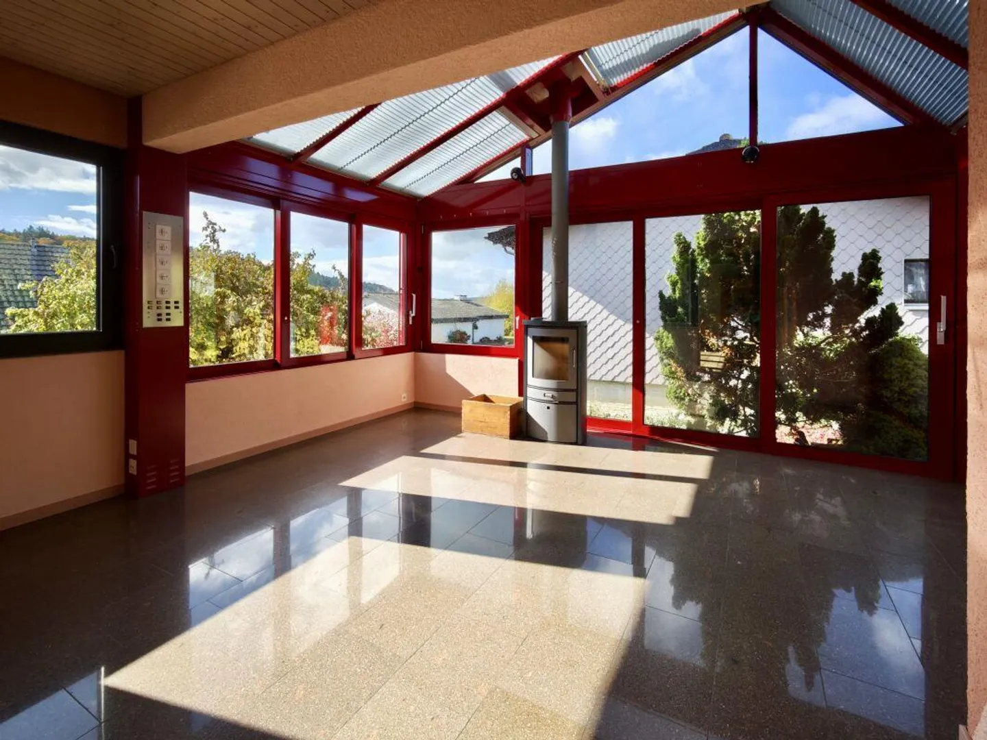 Vues ensoleillées avec jardin généreux - Photo 7 sur 10