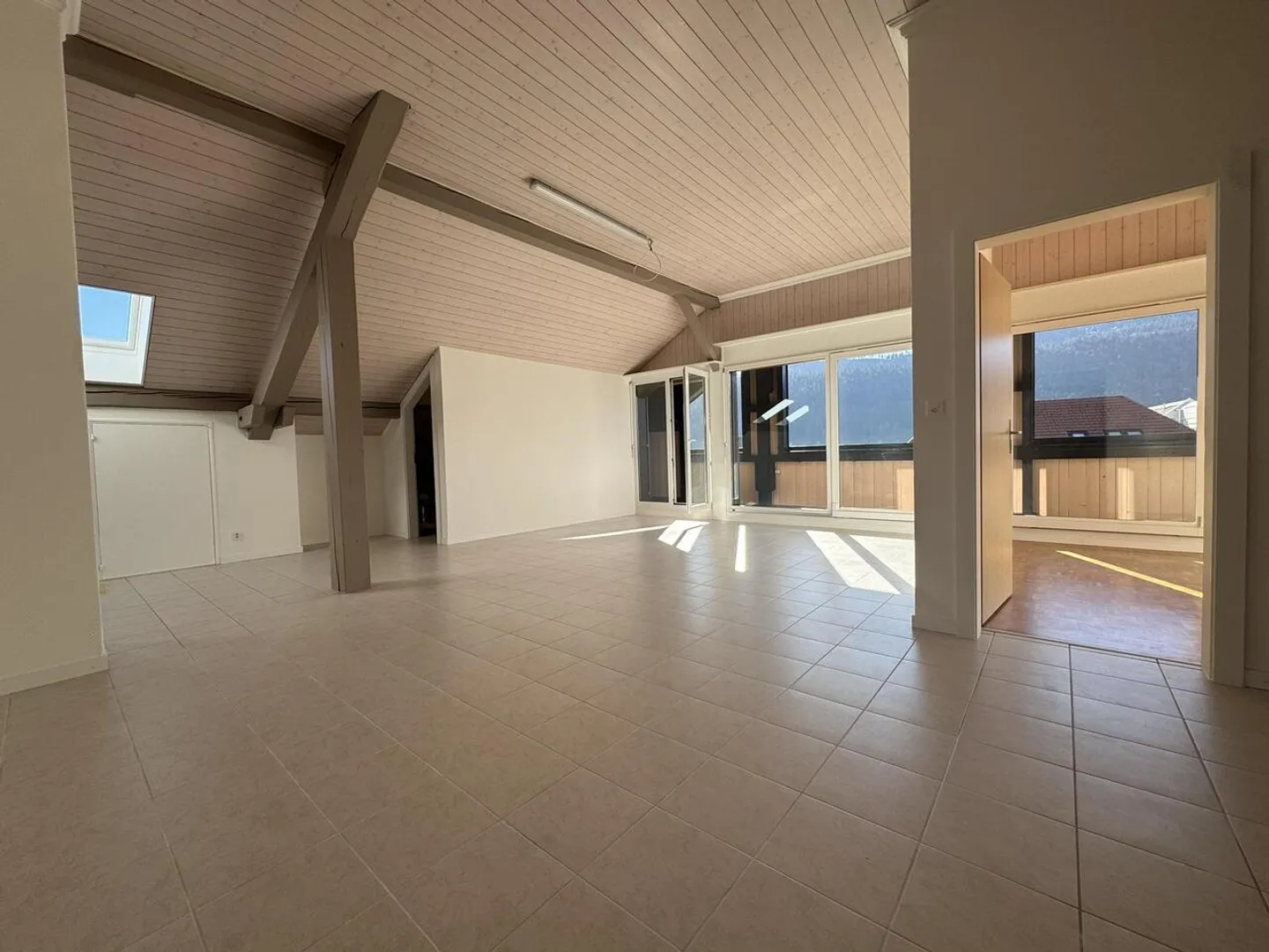 Grand appartement 4 pièces de 115 m² avec balcon – La Sagne - Foto 3 von 10