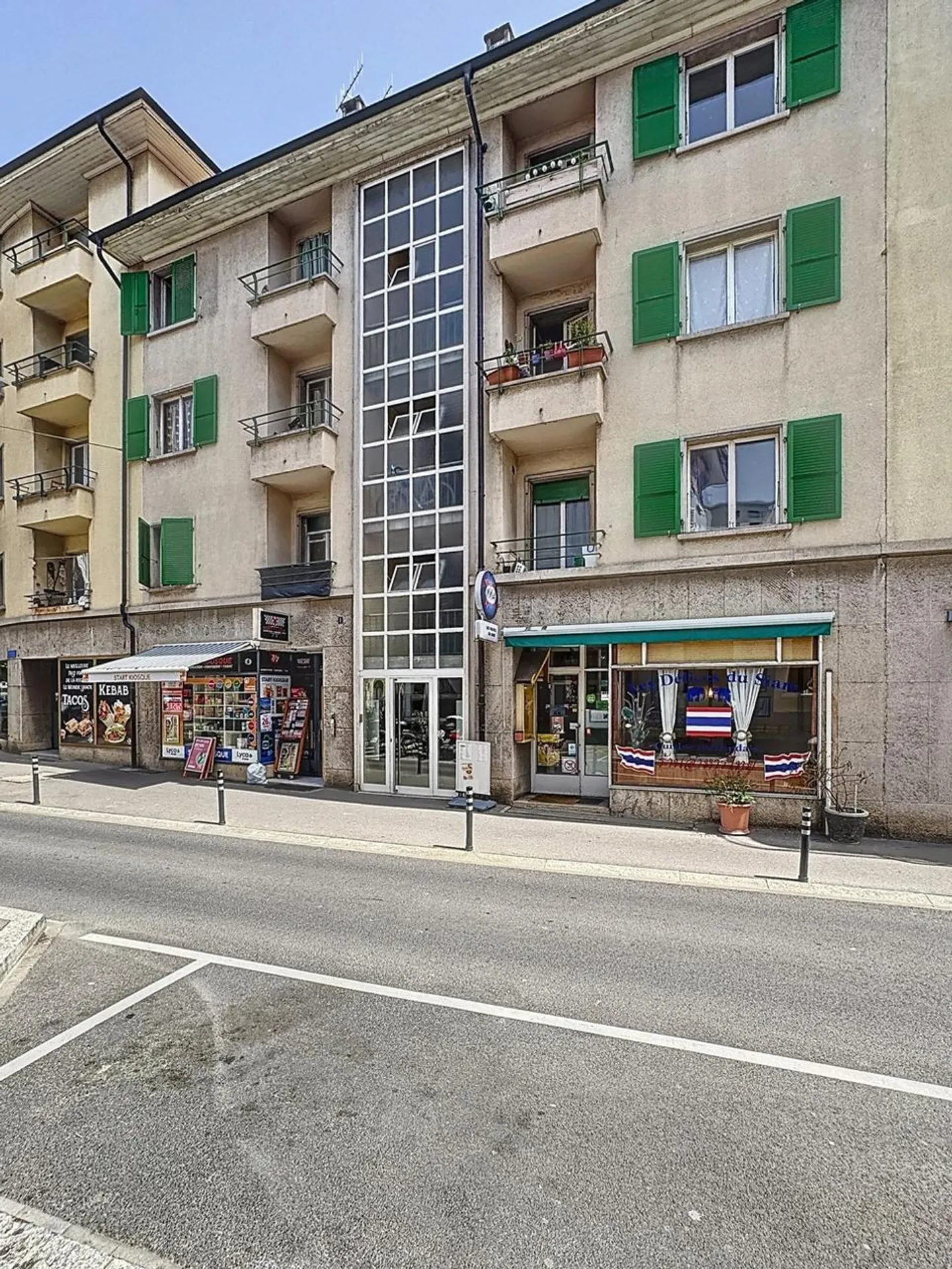 Income-Generating Building Ideally Located in the Center of RENENS - Photo 3 of 5