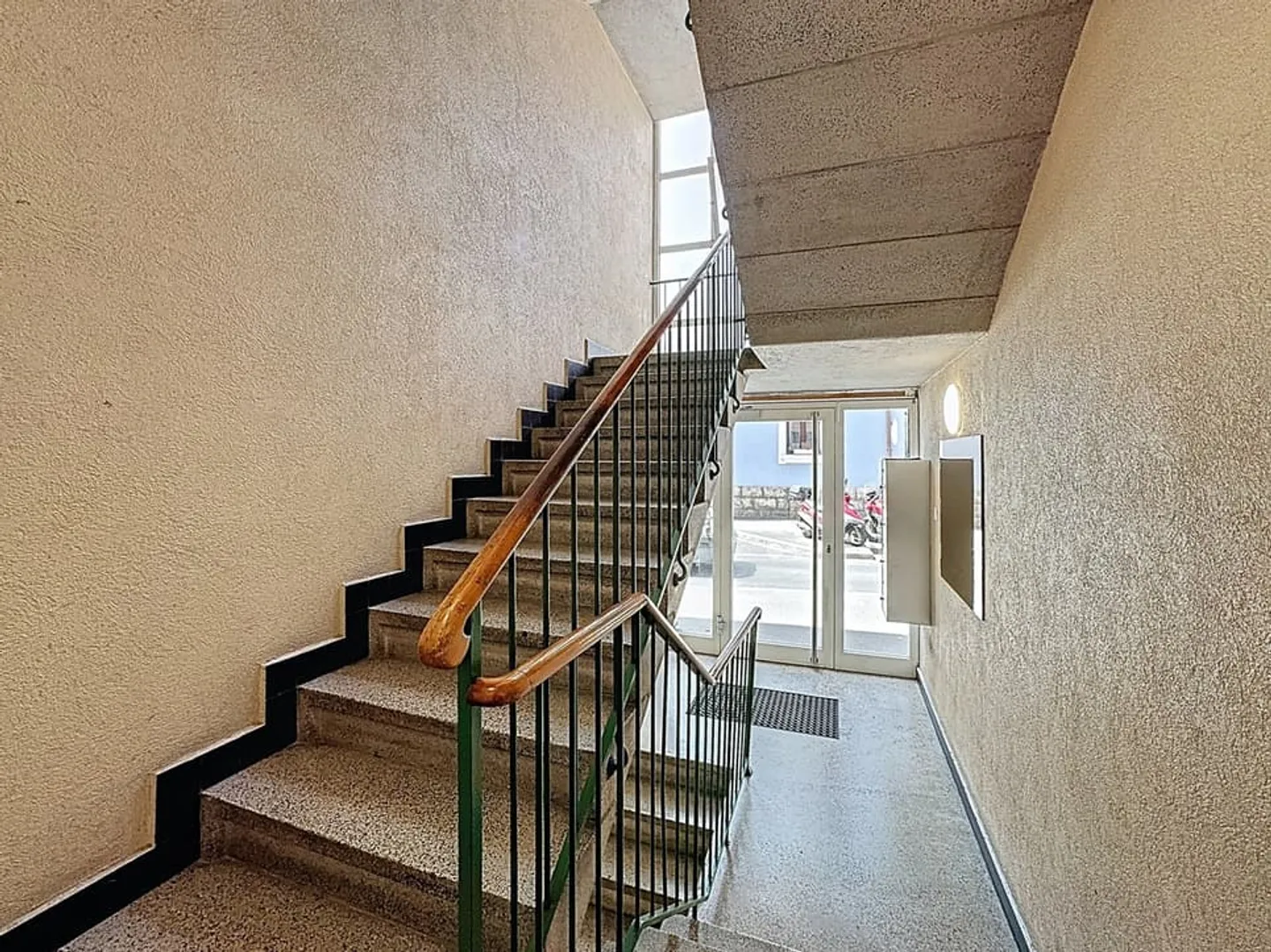 Income-Generating Building Ideally Located in the Center of RENENS - Photo 5 of 5