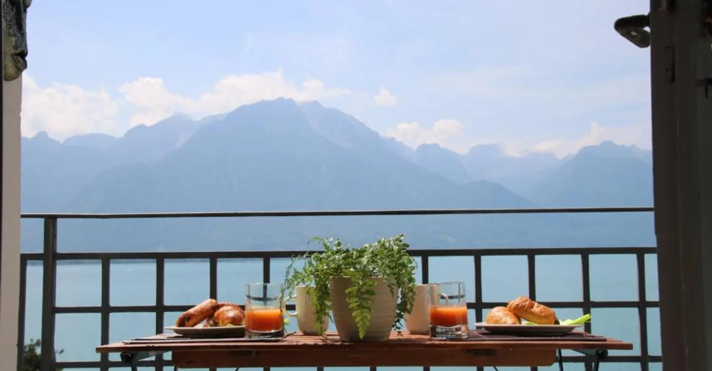 Appartement meublé en bord de lac avec vue spectaculaire - Photo 1 sur 9