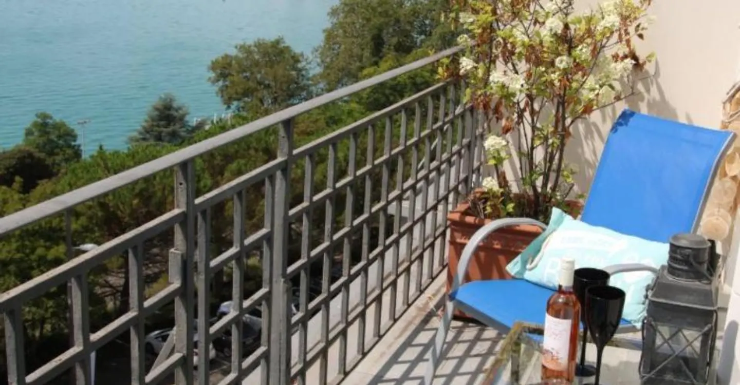 Appartement meublé en bord de lac avec vue spectaculaire - Photo 5 sur 9