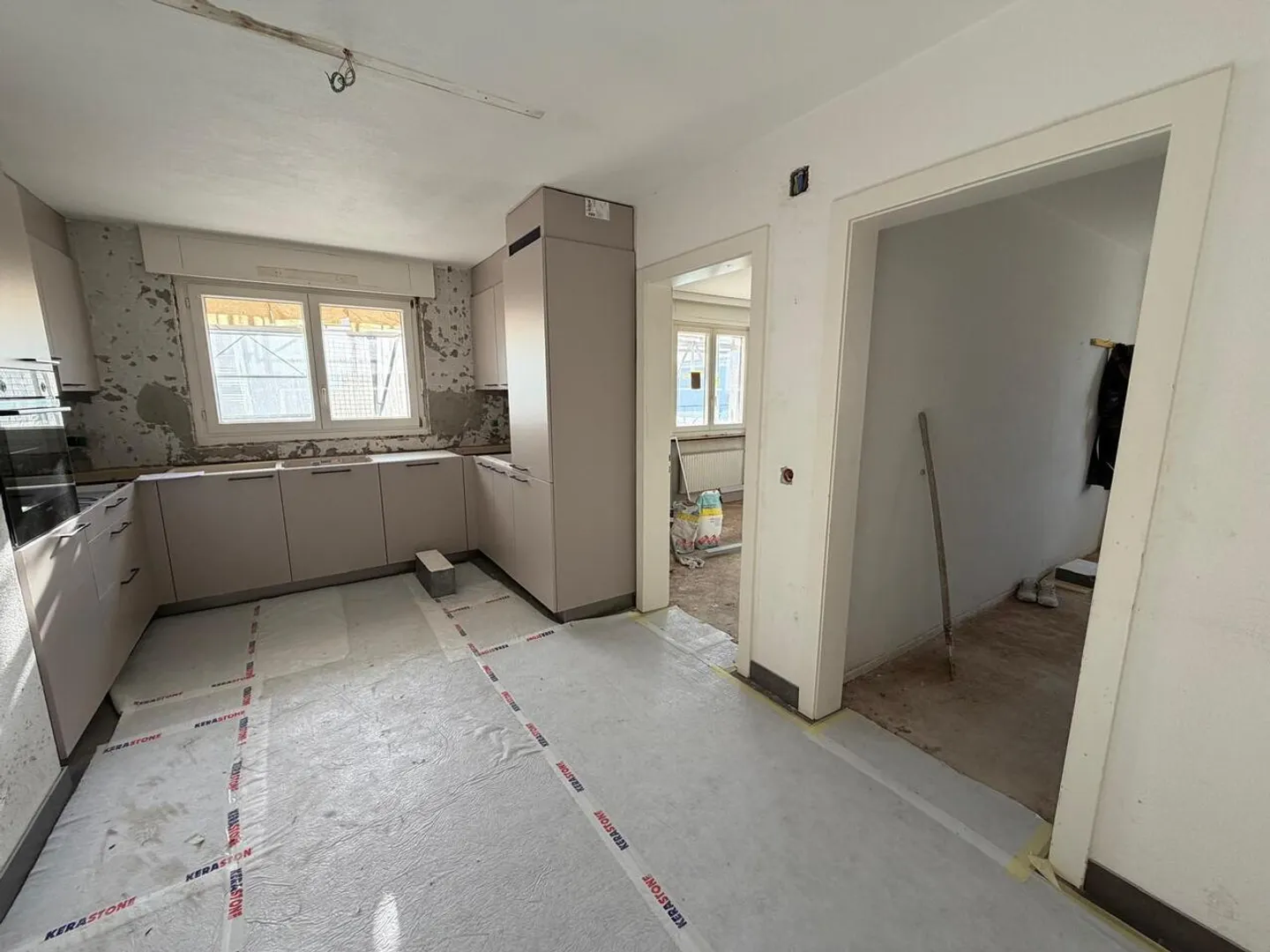Renovated 4.5-room apartment on the ground floor - Photo 3 of 6