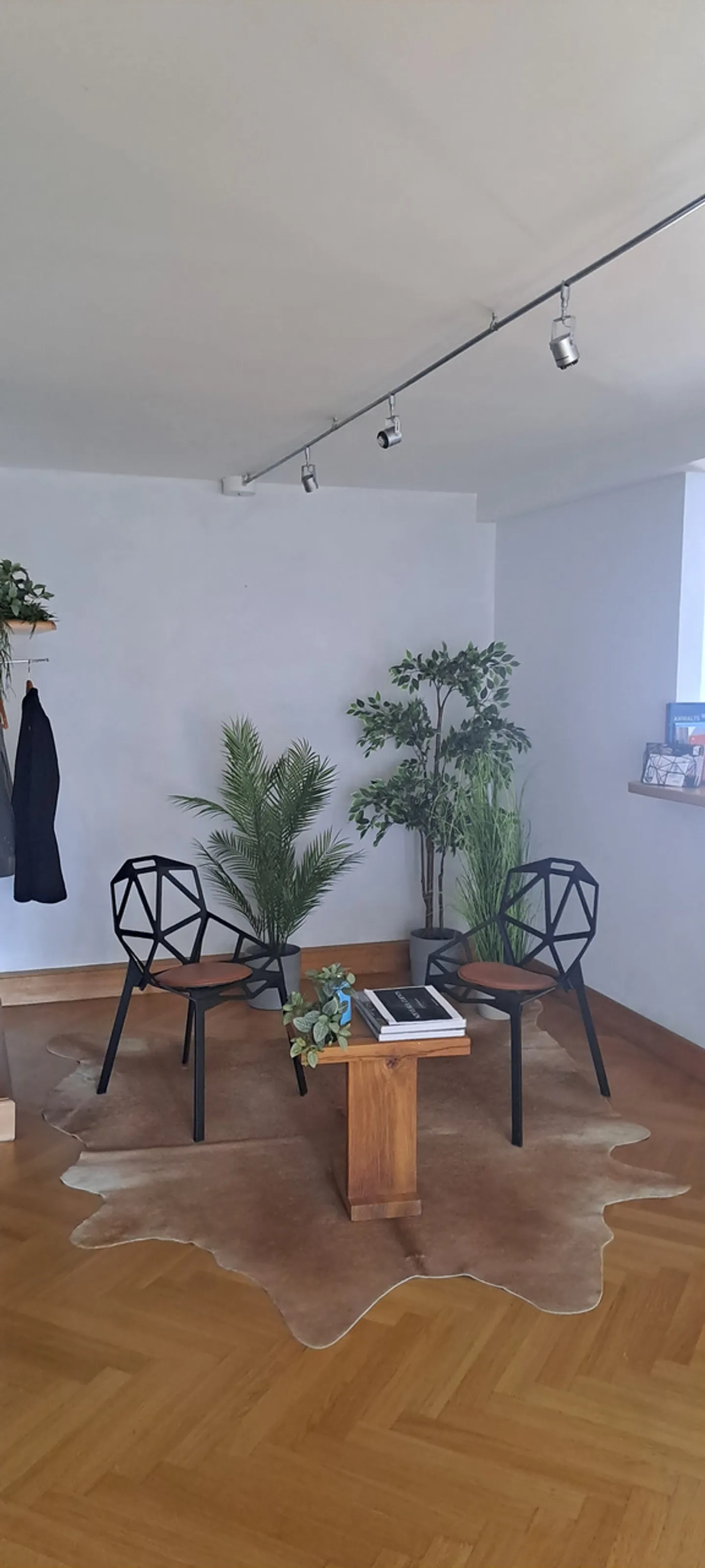 LARGE OFFICE WITH CHARACTER FOR RENT - Photo 2 of 15